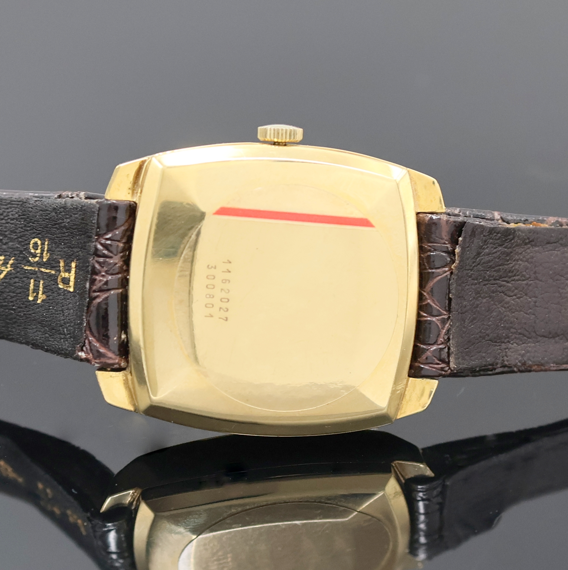 Detail e: Jaeger-LeCoultre Club Herrenarmbanduhr in GG 750/000 Referenz 300801, Schweiz um 1975, Automatik, kissenförm. Geh., Boden aufgedr., weißes ...
