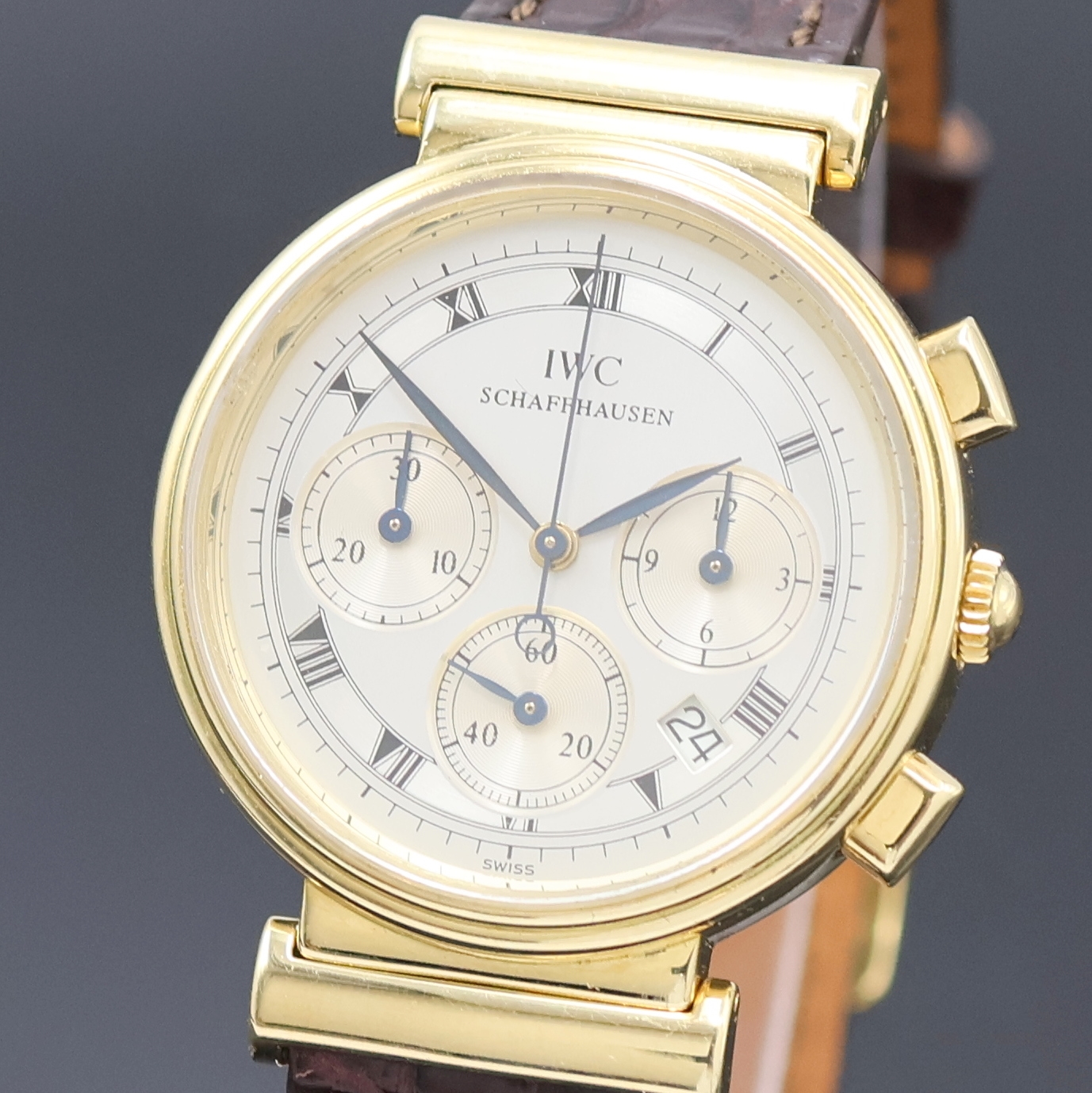 Detail a: IWC Armbandchronograph Referenz 3739 in GG 750/000, Schweiz um 1985, quarz, schweres Geh. m. bewegl. Anstößen, Boden aufgedr., silb. ...
