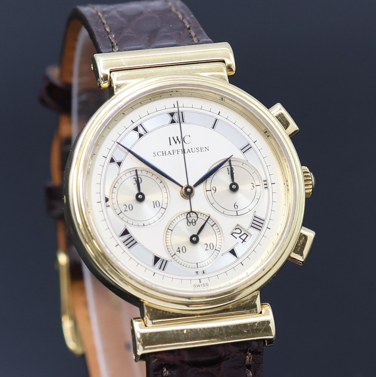 Detail b: IWC Armbandchronograph Referenz 3739 in GG 750/000, Schweiz um 1985, quarz, schweres Geh. m. bewegl. Anstößen, Boden aufgedr., silb. ...