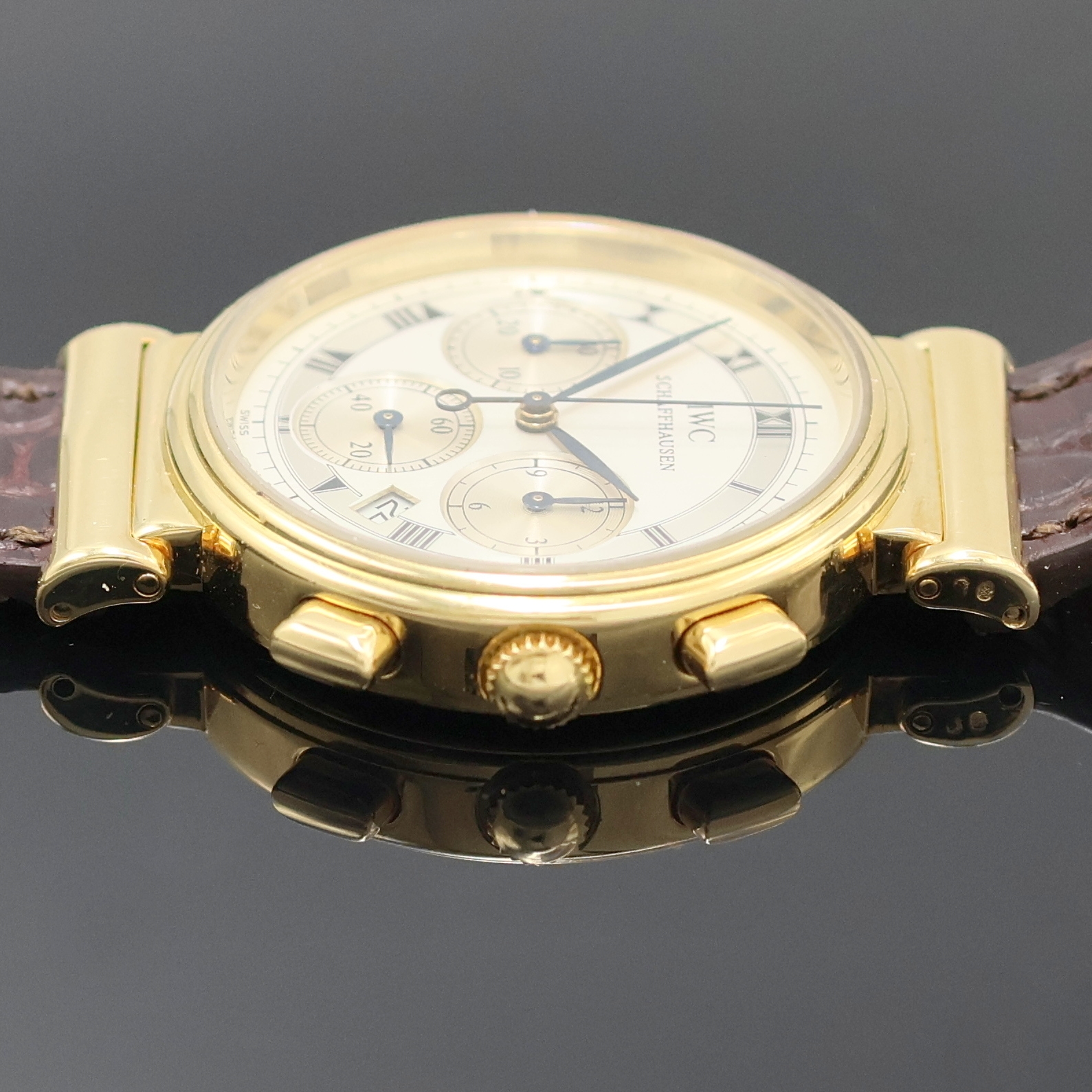 Detail c: IWC Armbandchronograph Referenz 3739 in GG 750/000, Schweiz um 1985, quarz, schweres Geh. m. bewegl. Anstößen, Boden aufgedr., silb. ...