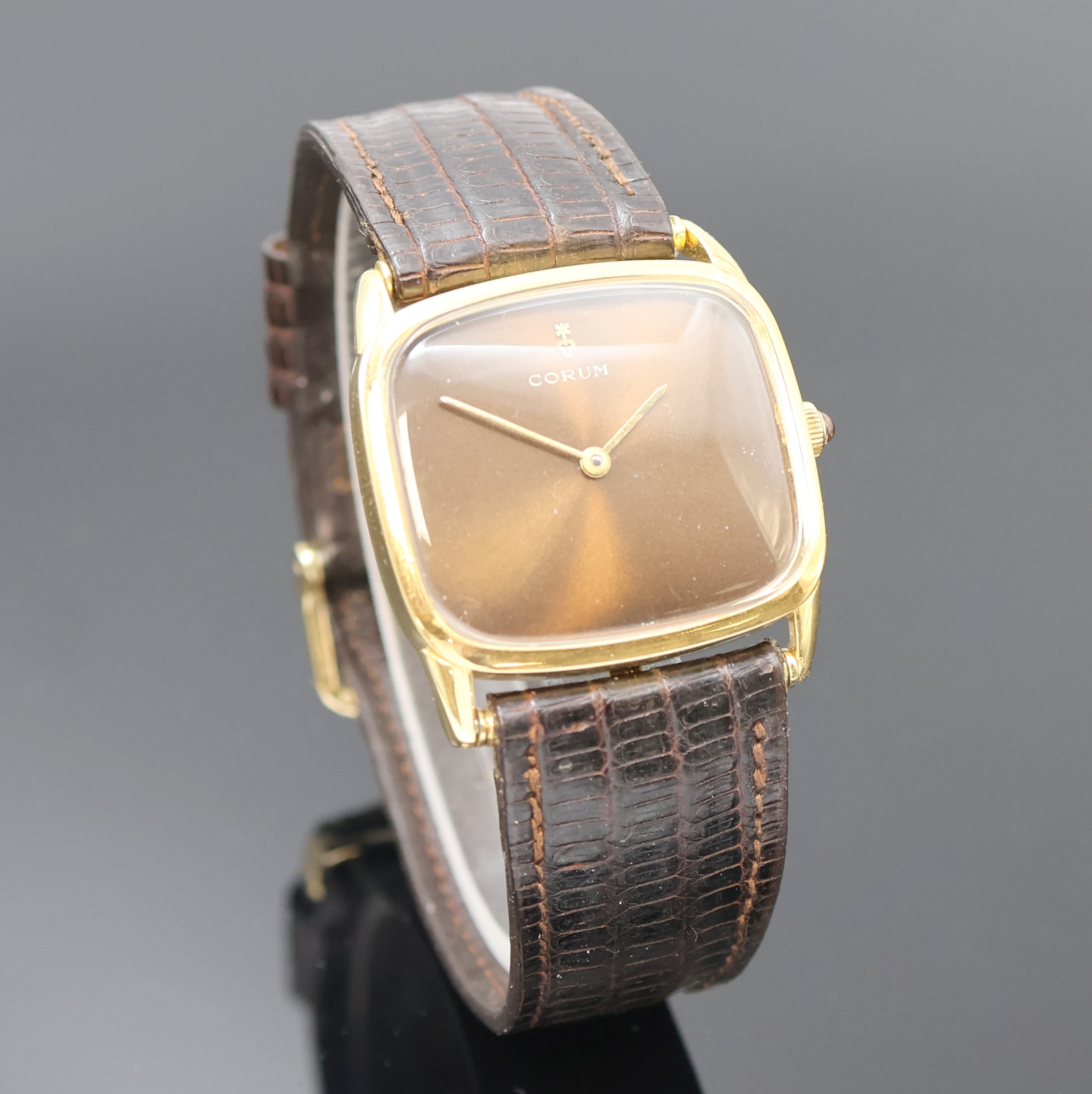 Detail b: CORUM Armbanduhr in GG 750/000, Schweiz um 1970, Handaufzug, 2-tlg. Geh., Boden aufgedr., orig. Krone m. Schmuckstein, braunes Zifferbl. am Rand ...
