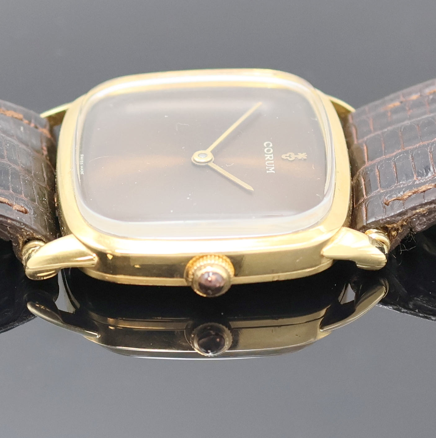 Detail c: CORUM Armbanduhr in GG 750/000, Schweiz um 1970, Handaufzug, 2-tlg. Geh., Boden aufgedr., orig. Krone m. Schmuckstein, braunes Zifferbl. am Rand ...