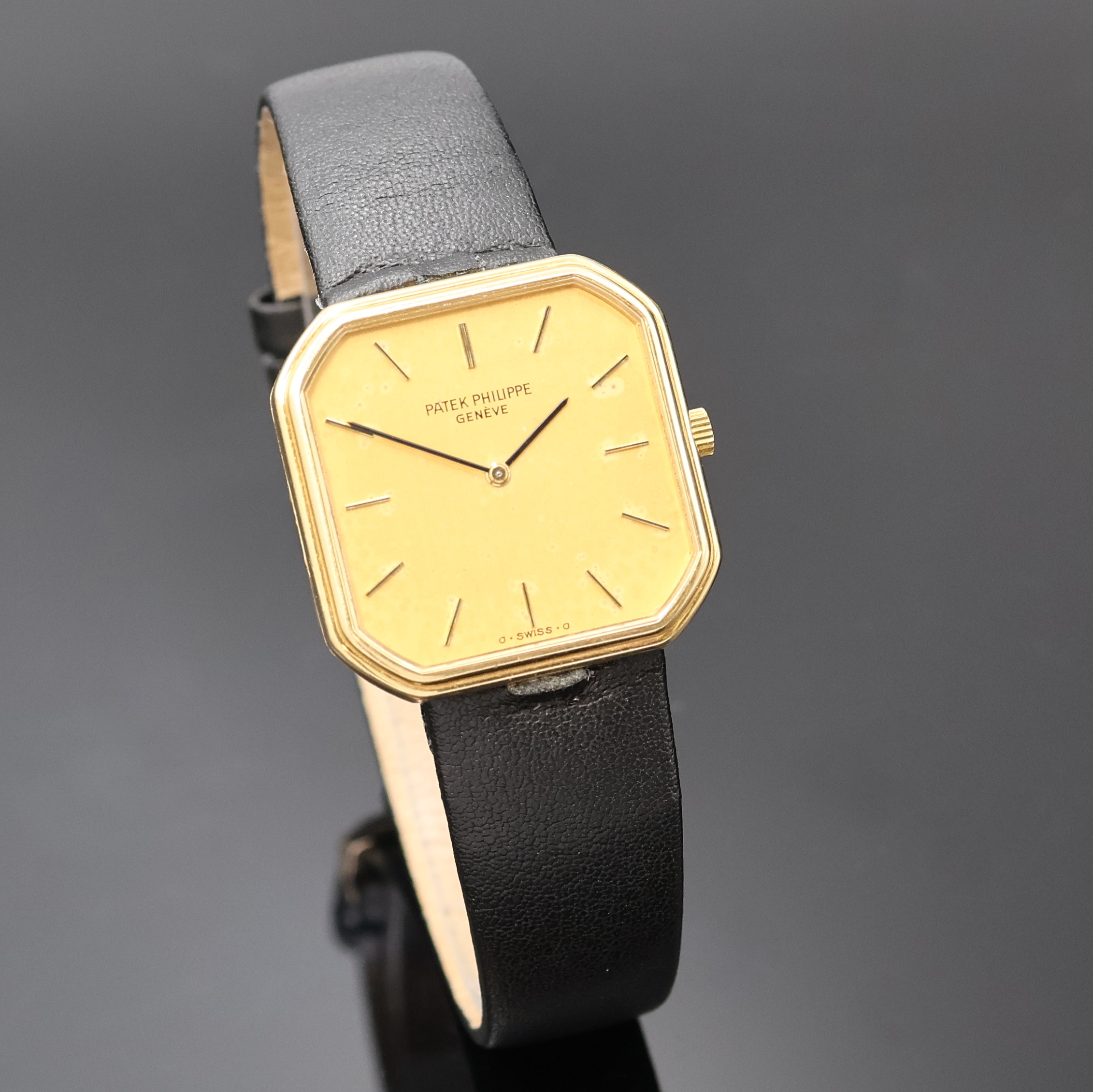 Detail b: PATEK PHILIPPE Armbanduhr Referenz 3854 in GG 750/000, Schweiz um 1980, Handaufzug, 8- eckiges Geh., Lünette aufgedr., beigefarb. Sigma Zifferbl. ...
