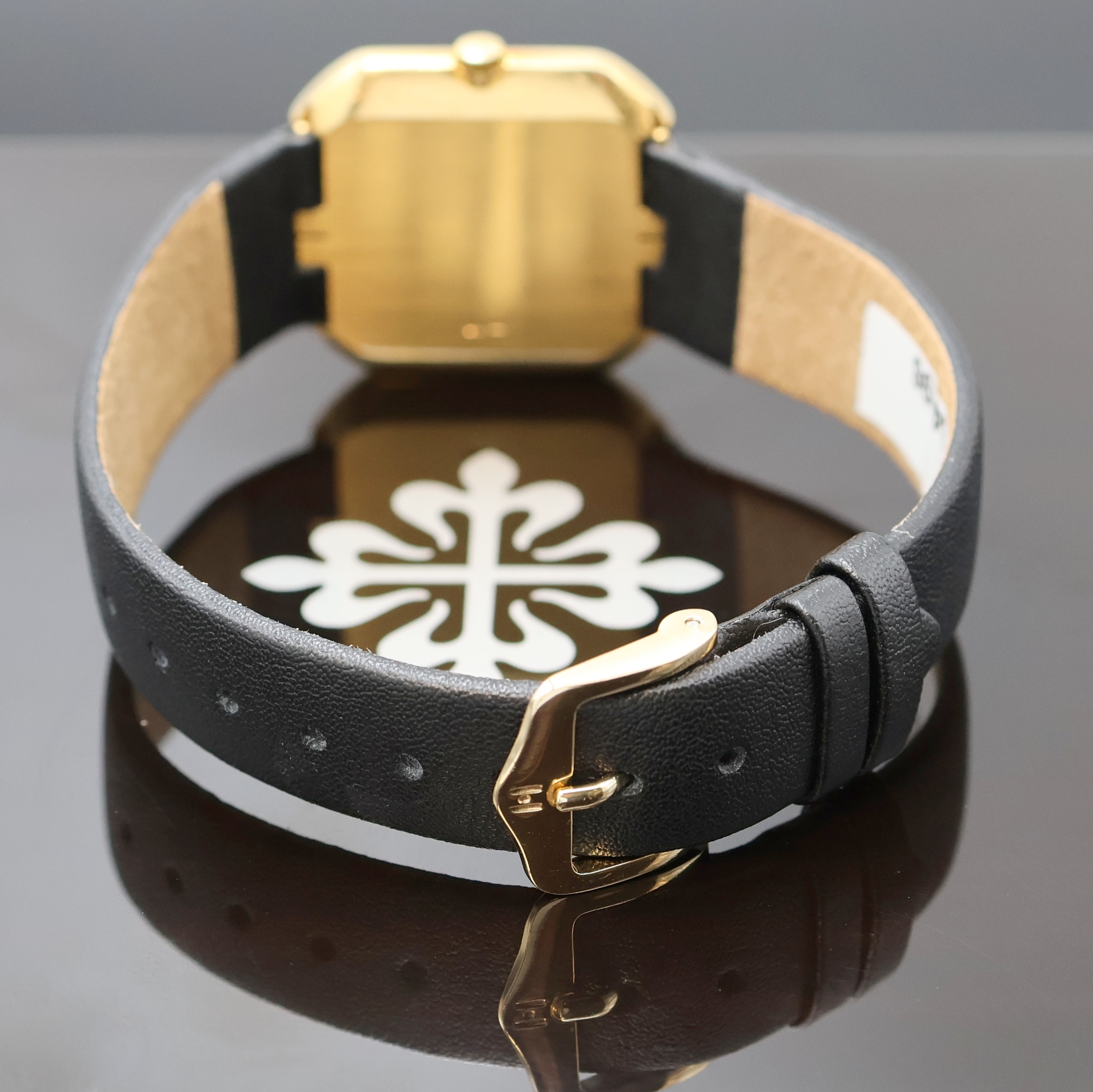 Detail c: PATEK PHILIPPE Armbanduhr Referenz 3854 in GG 750/000, Schweiz um 1980, Handaufzug, 8- eckiges Geh., Lünette aufgedr., beigefarb. Sigma Zifferbl. ...