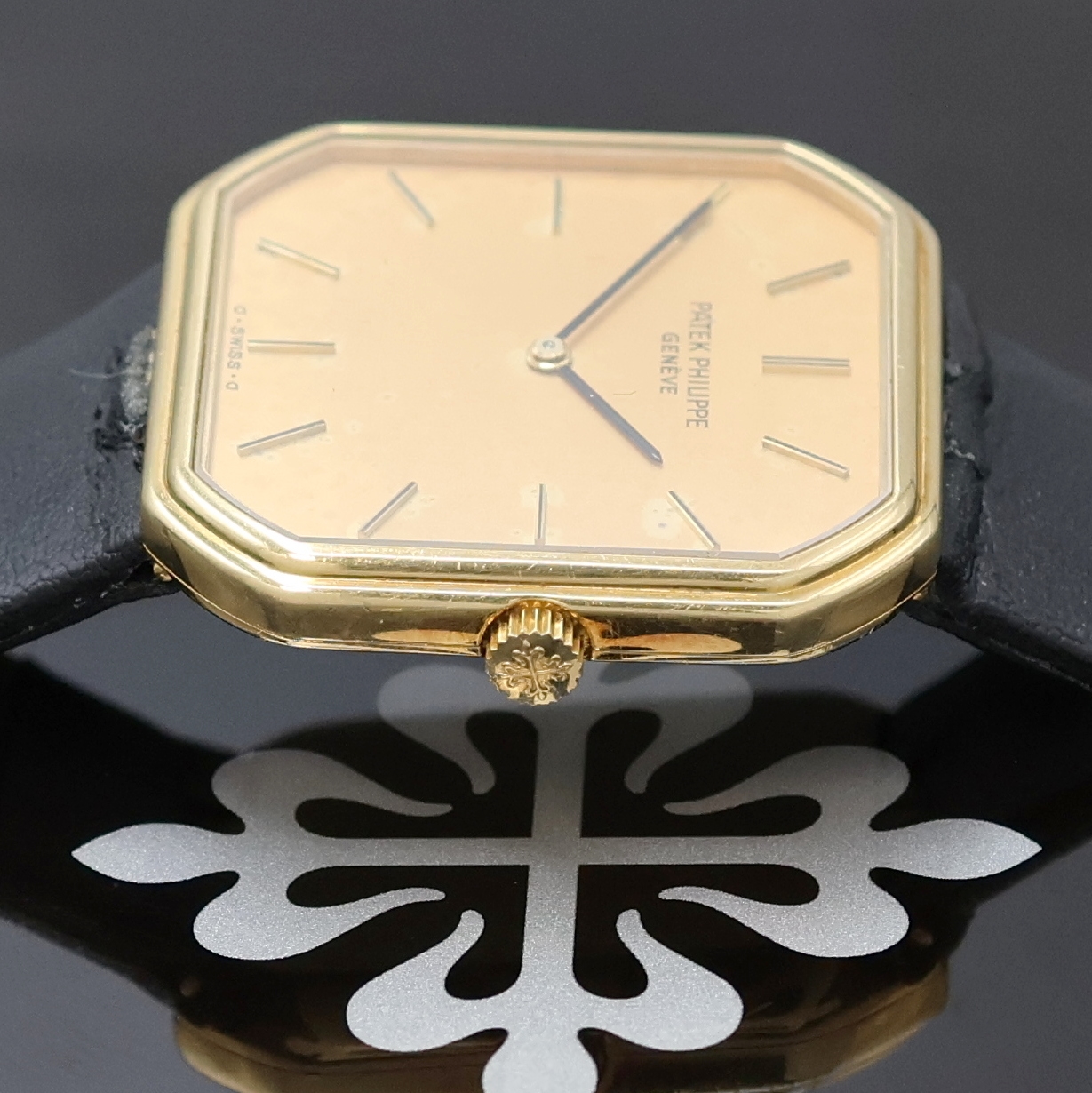 Detail d: PATEK PHILIPPE Armbanduhr Referenz 3854 in GG 750/000, Schweiz um 1980, Handaufzug, 8- eckiges Geh., Lünette aufgedr., beigefarb. Sigma Zifferbl. ...
