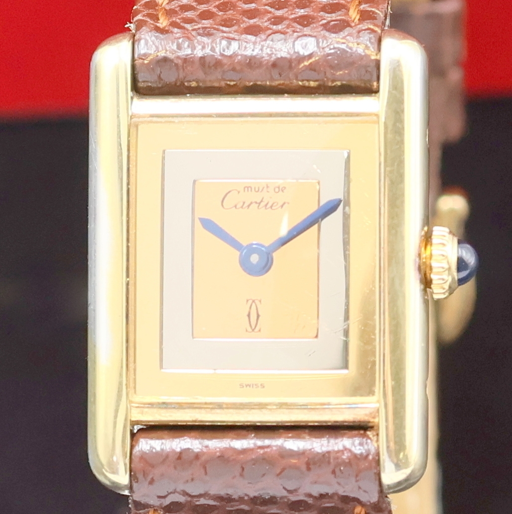 Detail a: CARTIER Tank Vermeil Damenarmbanduhr, Schweiz um 1980, Handaufzug, 2-tlg. Geh. berieb., seitl. 4-fach verschr., Krone m. Schmuckstein bes., pol., ...