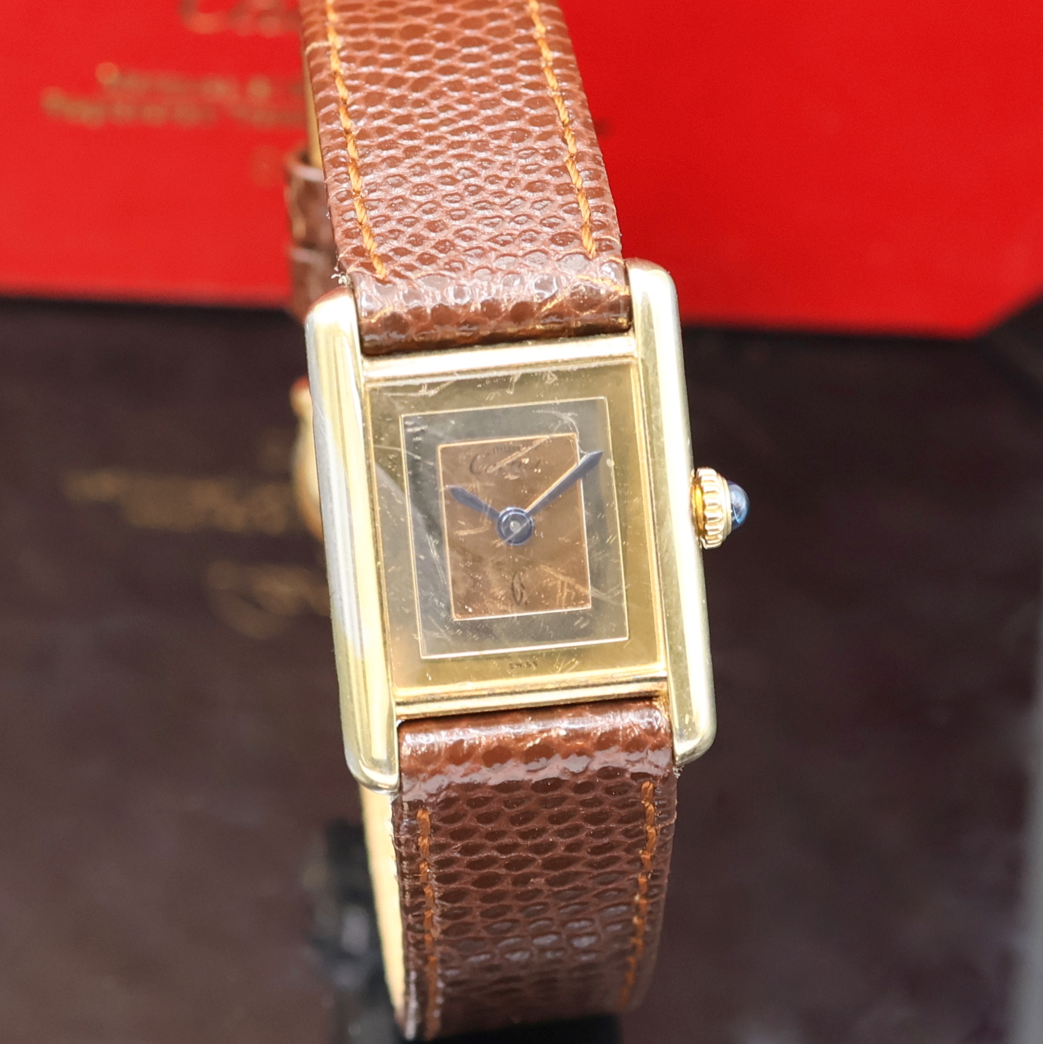 Detail b: CARTIER Tank Vermeil Damenarmbanduhr, Schweiz um 1980, Handaufzug, 2-tlg. Geh. berieb., seitl. 4-fach verschr., Krone m. Schmuckstein bes., pol., ...