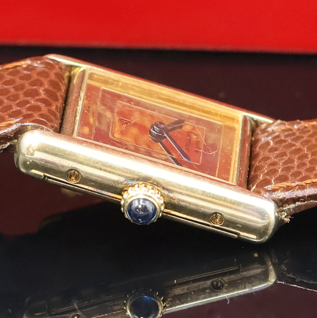 Detail c: CARTIER Tank Vermeil Damenarmbanduhr, Schweiz um 1980, Handaufzug, 2-tlg. Geh. berieb., seitl. 4-fach verschr., Krone m. Schmuckstein bes., pol., ...