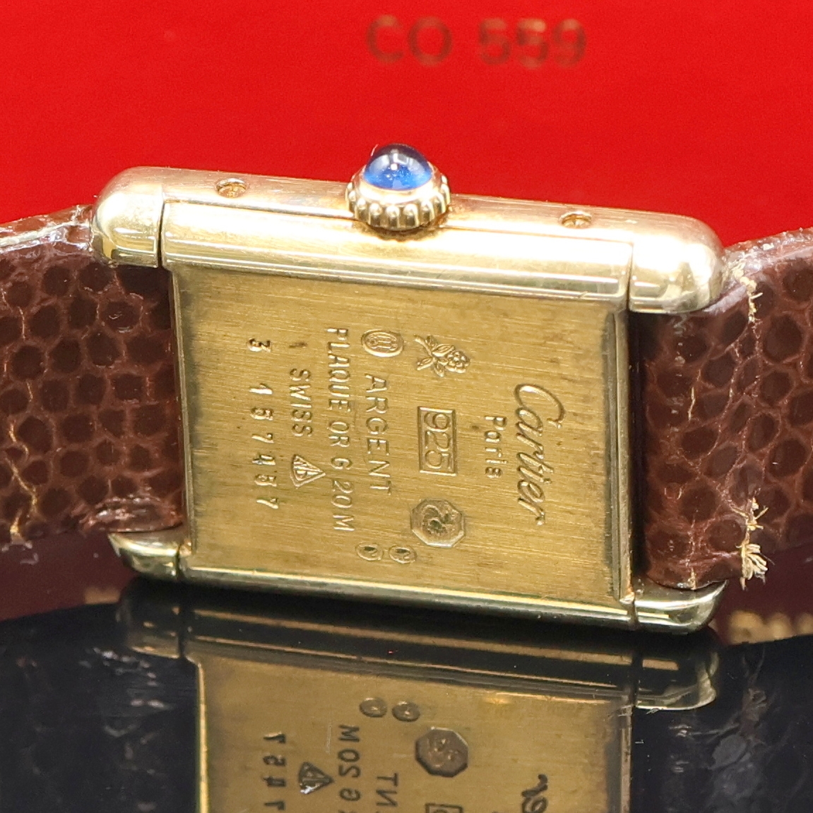 Detail d: CARTIER Tank Vermeil Damenarmbanduhr, Schweiz um 1980, Handaufzug, 2-tlg. Geh. berieb., seitl. 4-fach verschr., Krone m. Schmuckstein bes., pol., ...
