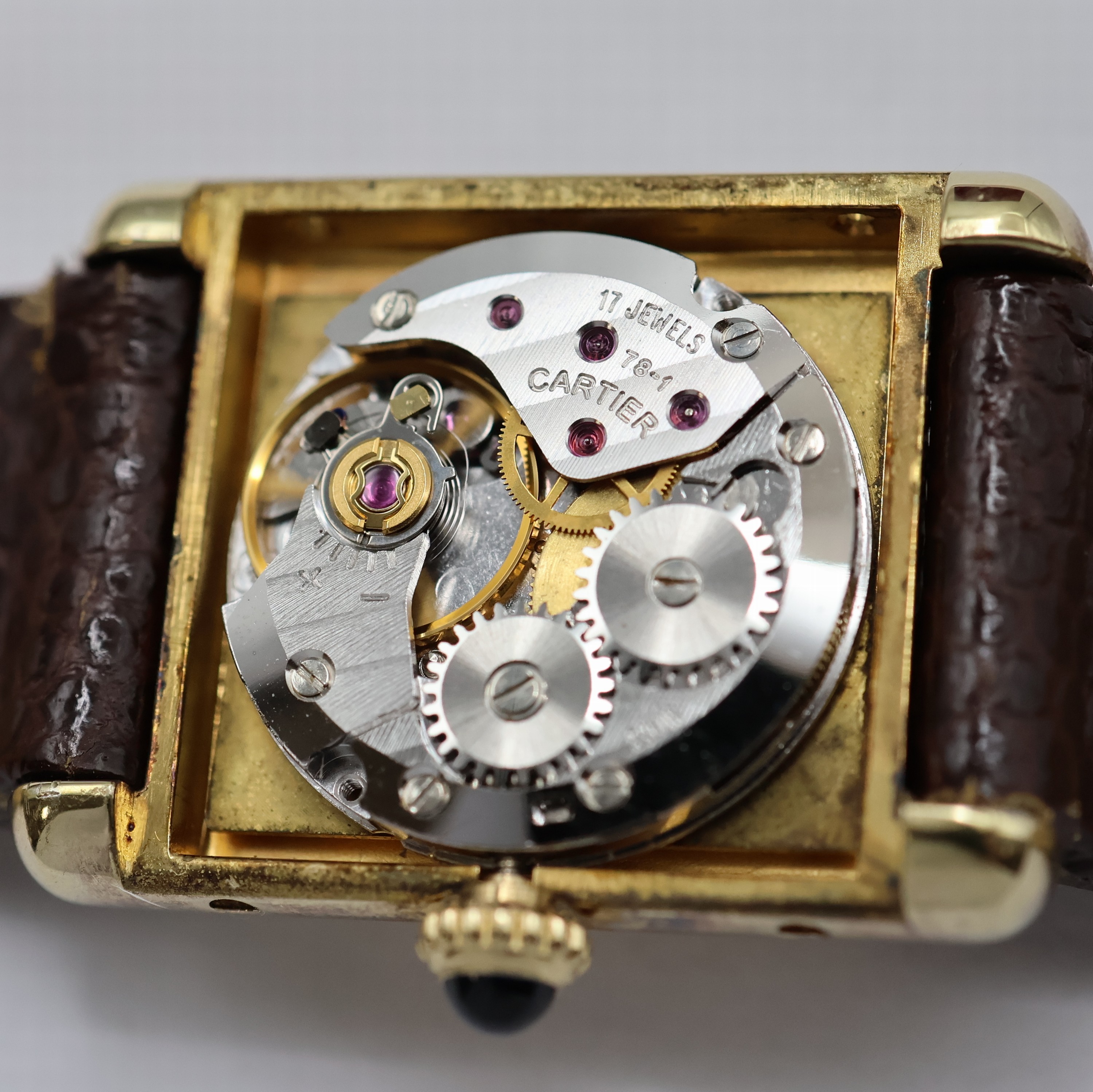 Detail e: CARTIER Tank Vermeil Damenarmbanduhr, Schweiz um 1980, Handaufzug, 2-tlg. Geh. berieb., seitl. 4-fach verschr., Krone m. Schmuckstein bes., pol., ...