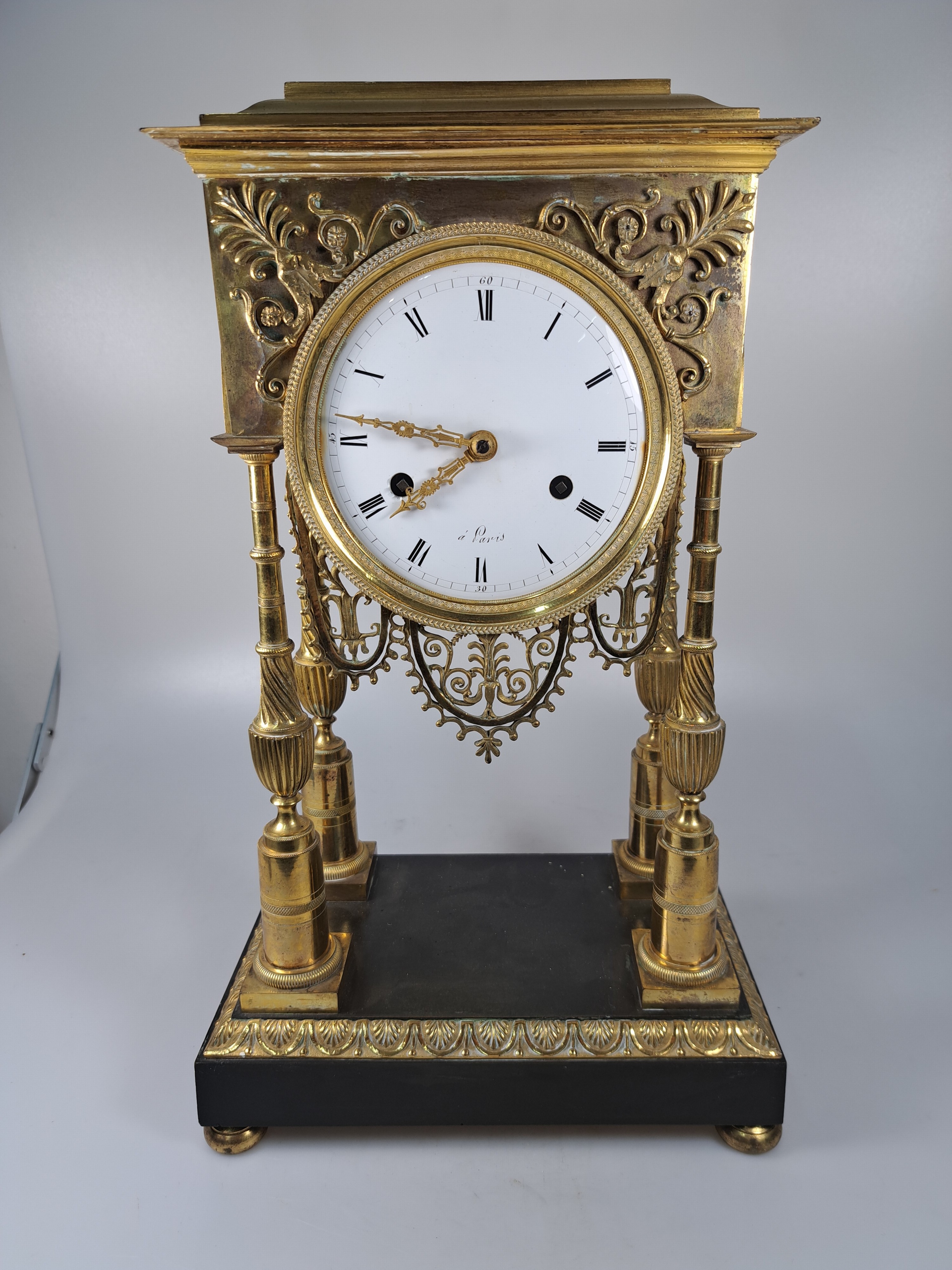 Detail a: Portaluhr, Frankreich, Mitte 19. Jh., Messinggehäuse verziert, Sockel brüniert, Uhr getragen von 4 filigranen Säulen, in den Ecken Palmetten, mit ...