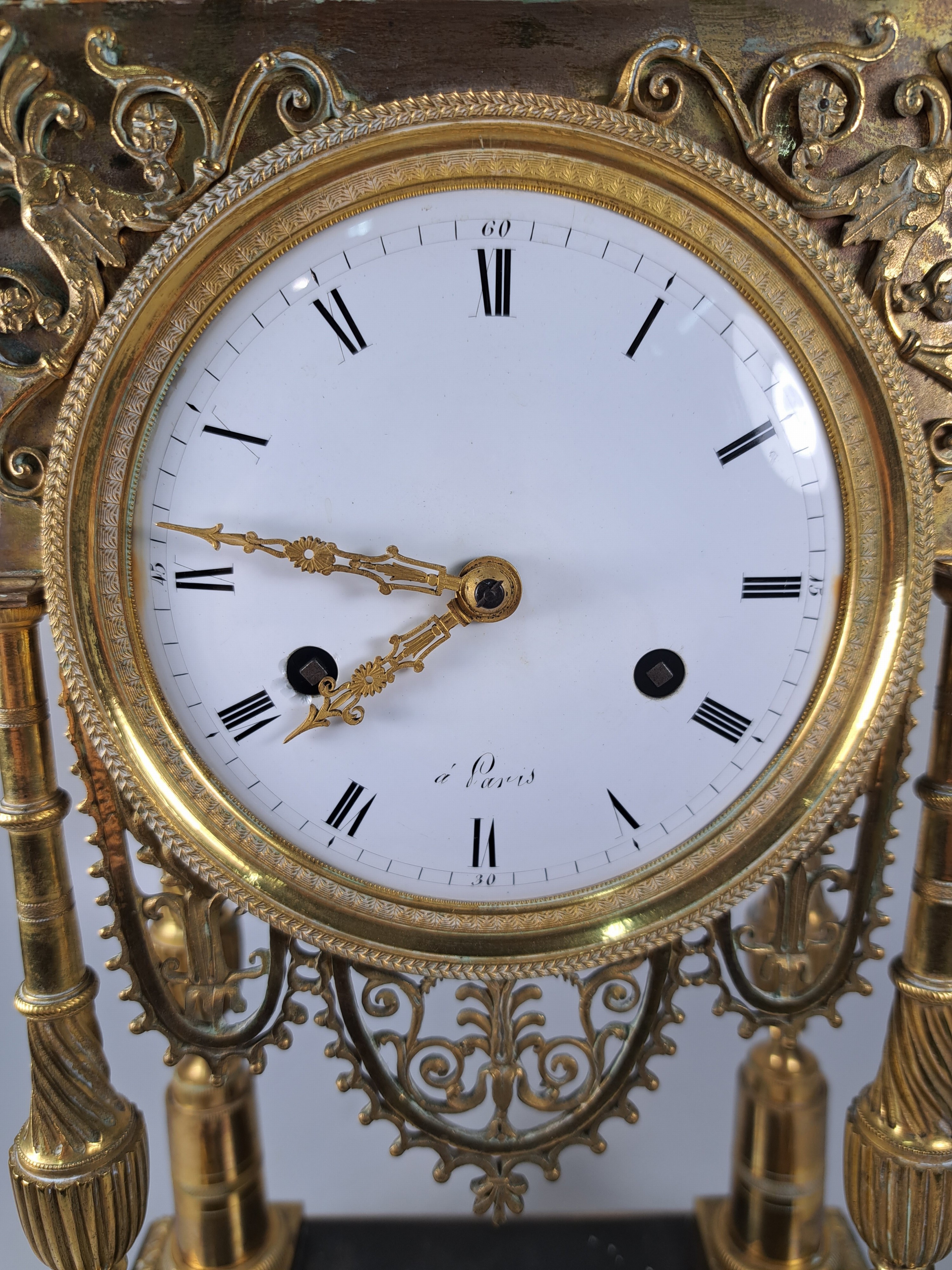 Detail b: Portaluhr, Frankreich, Mitte 19. Jh., Messinggehäuse verziert, Sockel brüniert, Uhr getragen von 4 filigranen Säulen, in den Ecken Palmetten, mit ...