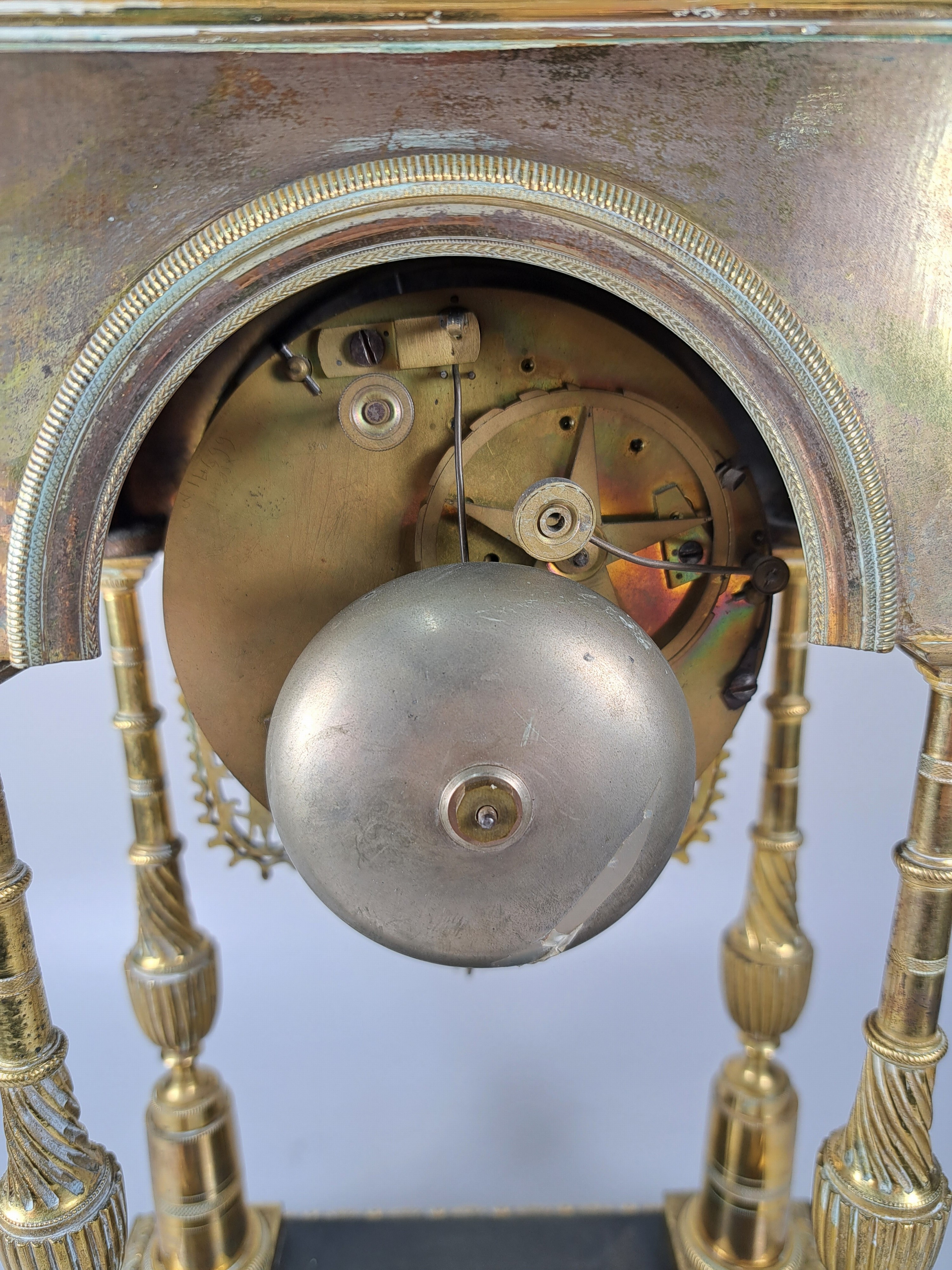 Detail f: Portaluhr, Frankreich, Mitte 19. Jh., Messinggehäuse verziert, Sockel brüniert, Uhr getragen von 4 filigranen Säulen, in den Ecken Palmetten, mit ...