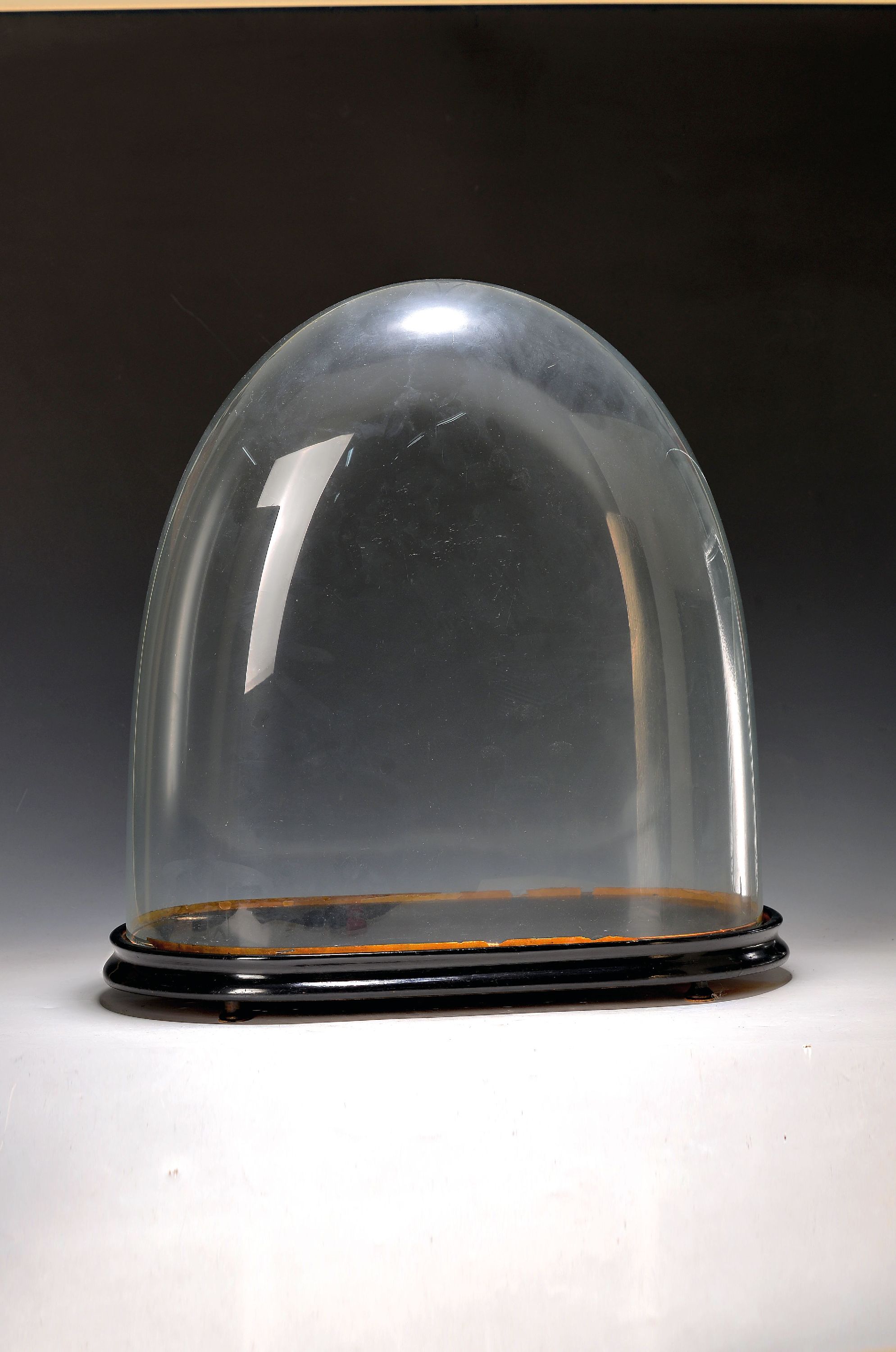 Detail a: Pendule mit Glasdom, Frankreich, um 1900, Holzsockel, darauf orig. Glasdom (mit Sprung), Regulle nach vergoldet, Engelbekrönung, Emailzifferblatt, ...