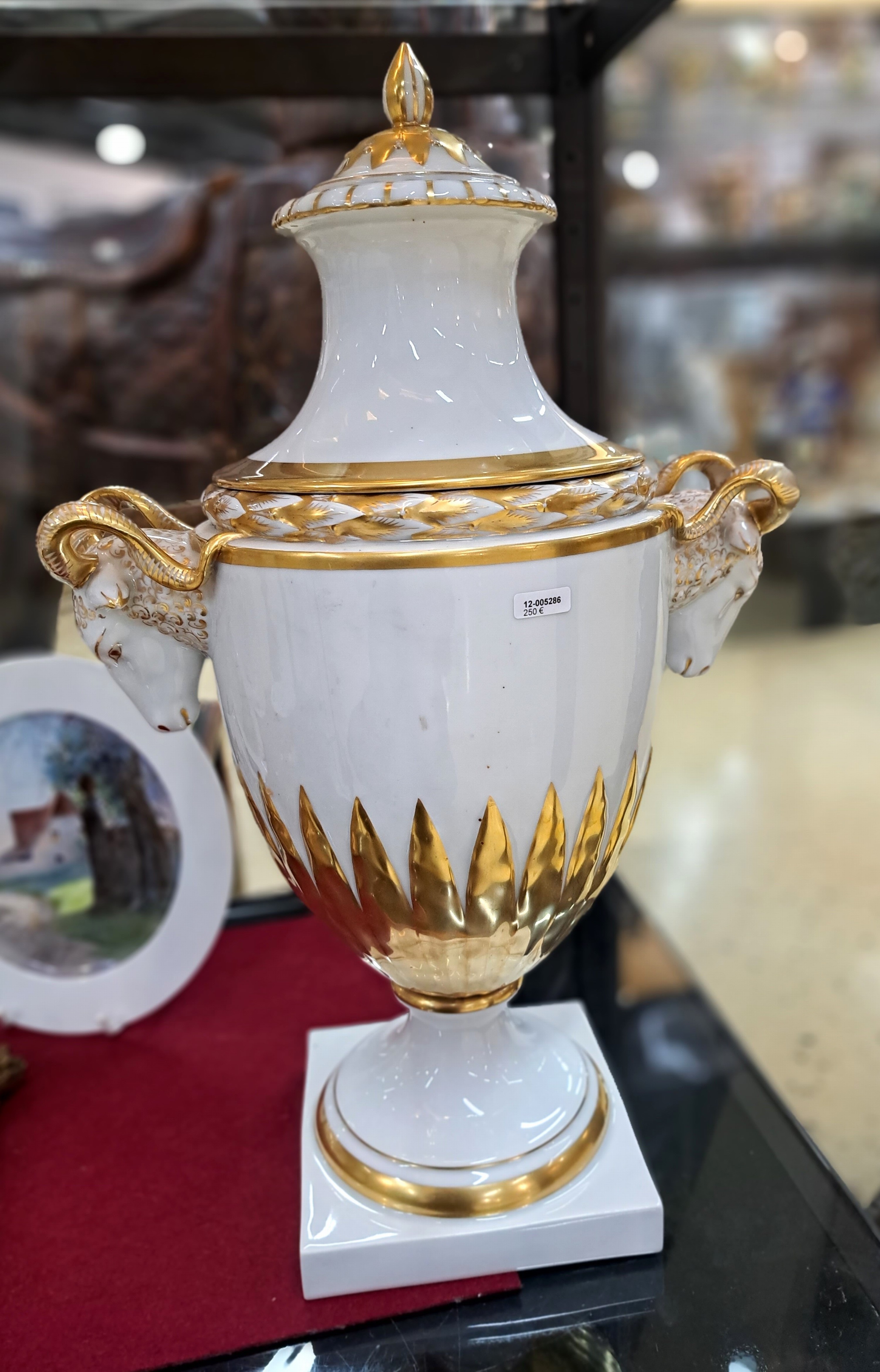 Detail a: Große Deckelvase, Fürstenberg, Entwurf Käthe Kraus (1906-1970), Porzellan, Goldstaffage, seitlich zwei vollplastische Widderköpfe als Handhaben, ...