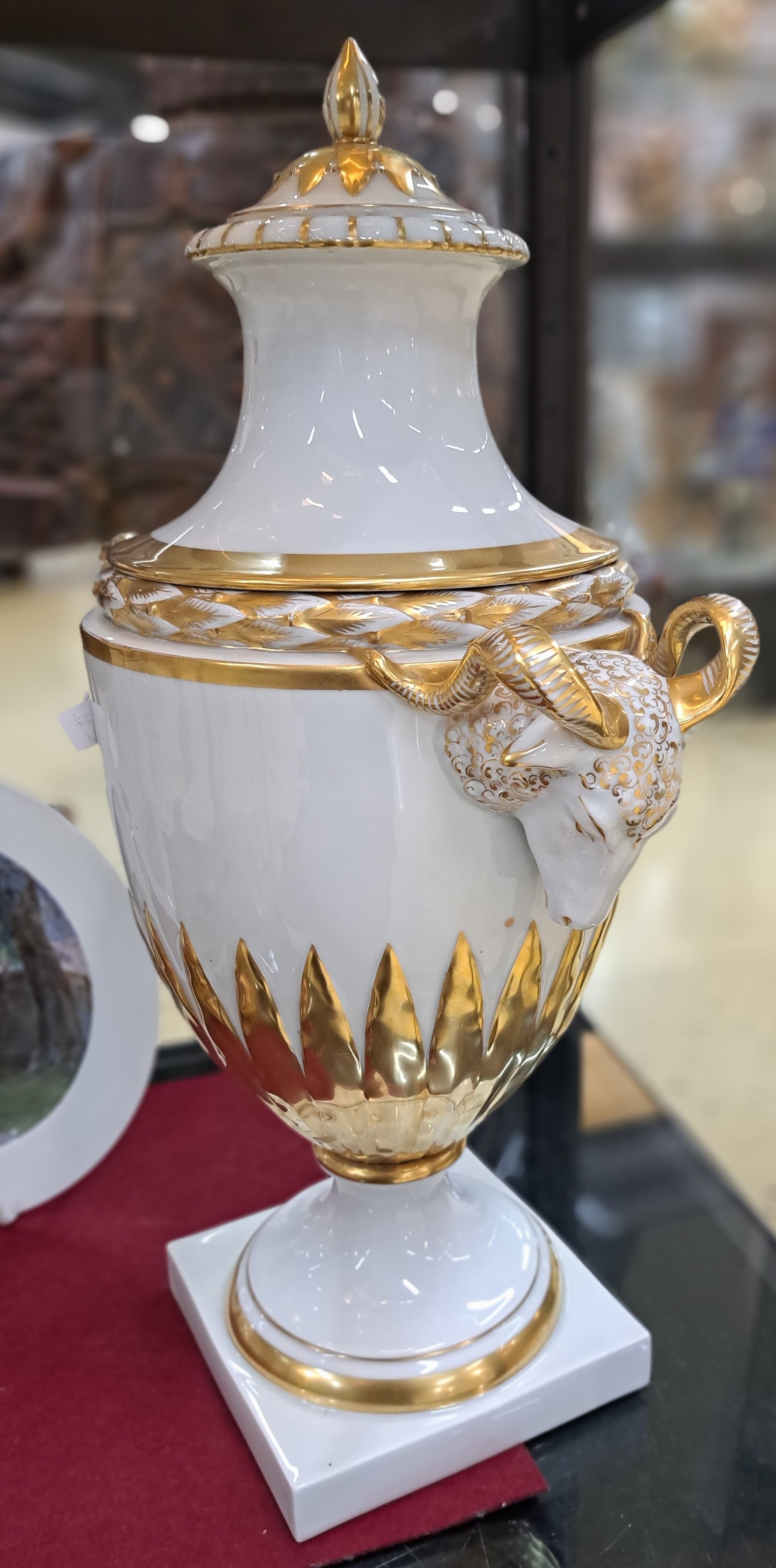 Detail b: Große Deckelvase, Fürstenberg, Entwurf Käthe Kraus (1906-1970), Porzellan, Goldstaffage, seitlich zwei vollplastische Widderköpfe als Handhaben, ...