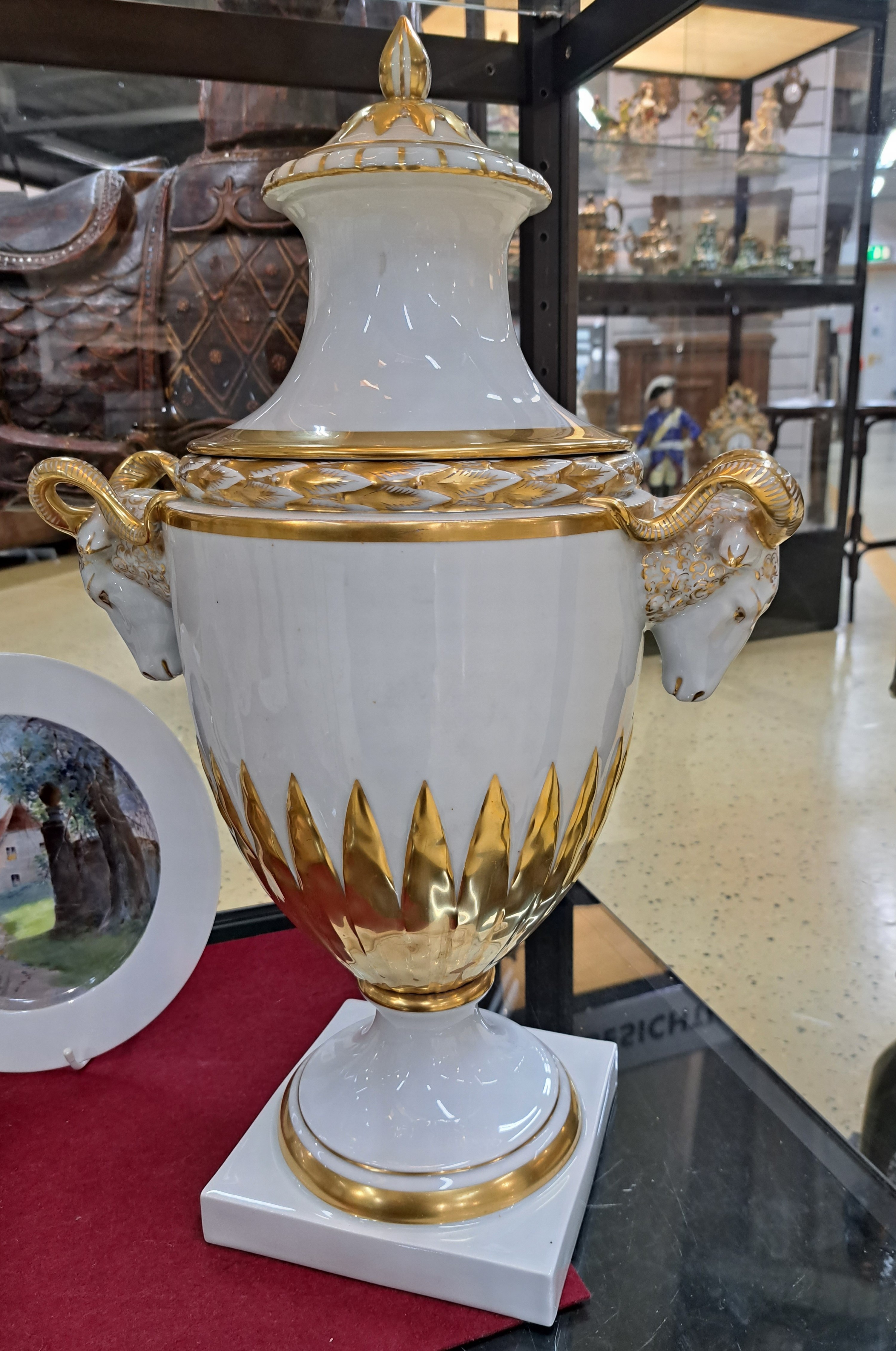 Detail c: Große Deckelvase, Fürstenberg, Entwurf Käthe Kraus (1906-1970), Porzellan, Goldstaffage, seitlich zwei vollplastische Widderköpfe als Handhaben, ...