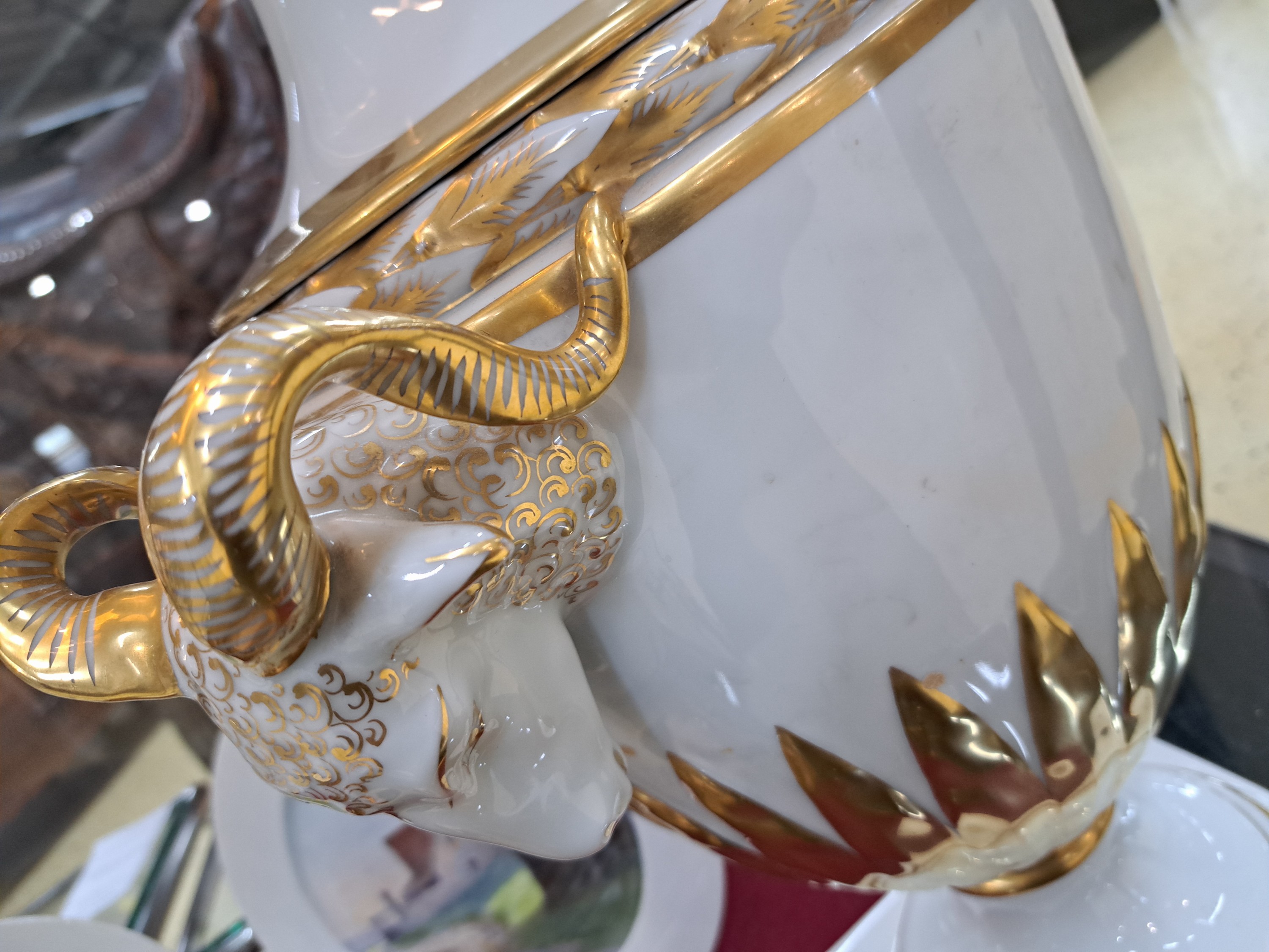 Detail d: Große Deckelvase, Fürstenberg, Entwurf Käthe Kraus (1906-1970), Porzellan, Goldstaffage, seitlich zwei vollplastische Widderköpfe als Handhaben, ...