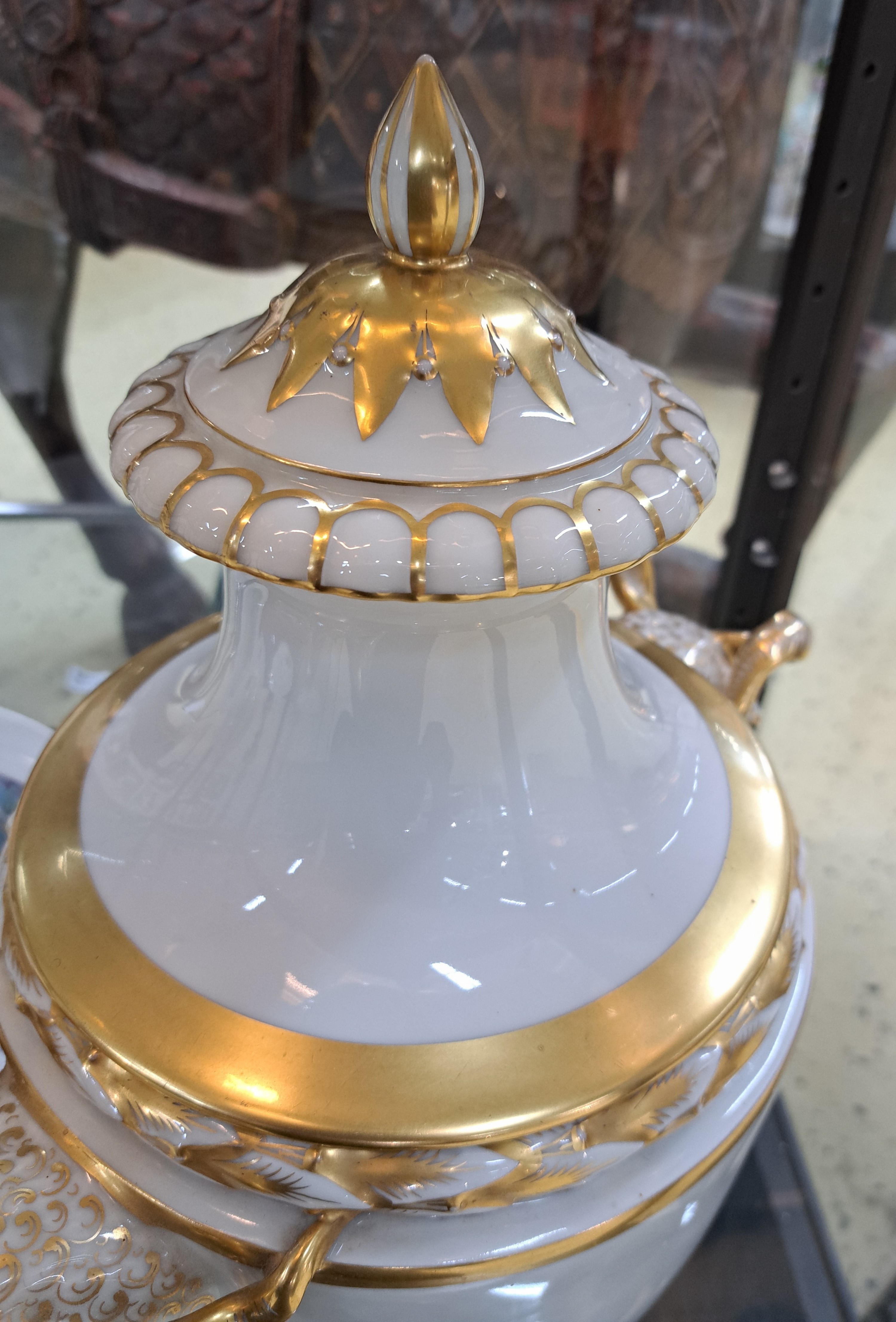 Detail e: Große Deckelvase, Fürstenberg, Entwurf Käthe Kraus (1906-1970), Porzellan, Goldstaffage, seitlich zwei vollplastische Widderköpfe als Handhaben, ...
