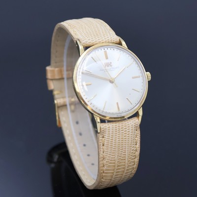 27022911b - IWC Herrenarmbanduhr in GG 750/000, Schweiz um 1962, Handaufzug, 3-tlg. Geh., Boden ...