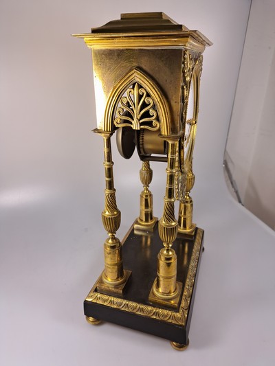 27022968c - Portaluhr, Frankreich, Mitte 19. Jh., Messinggehäuse verziert, Sockel brüniert, Uhr ...