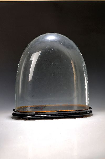 27022977a - Pendule mit Glasdom, Frankreich, um 1900, Holzsockel, darauf orig. Glasdom (mit Sprung), ...