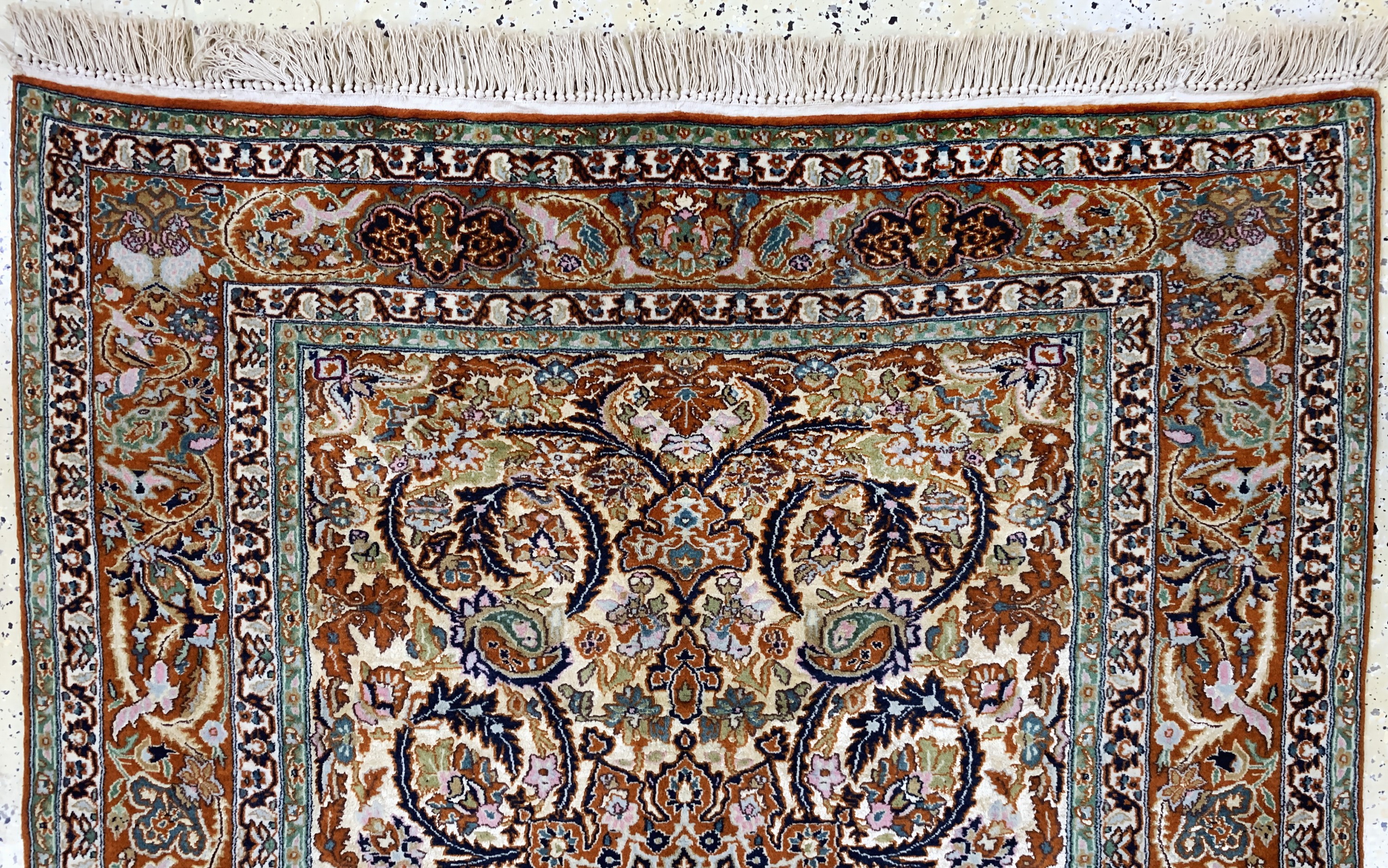 Detail a: Lahor fein (Seidengrund), Pakistan, Mitte 20.Jhd., Korkwolle mit Seide, ca. 173 x 134 cm, EHZ: 2