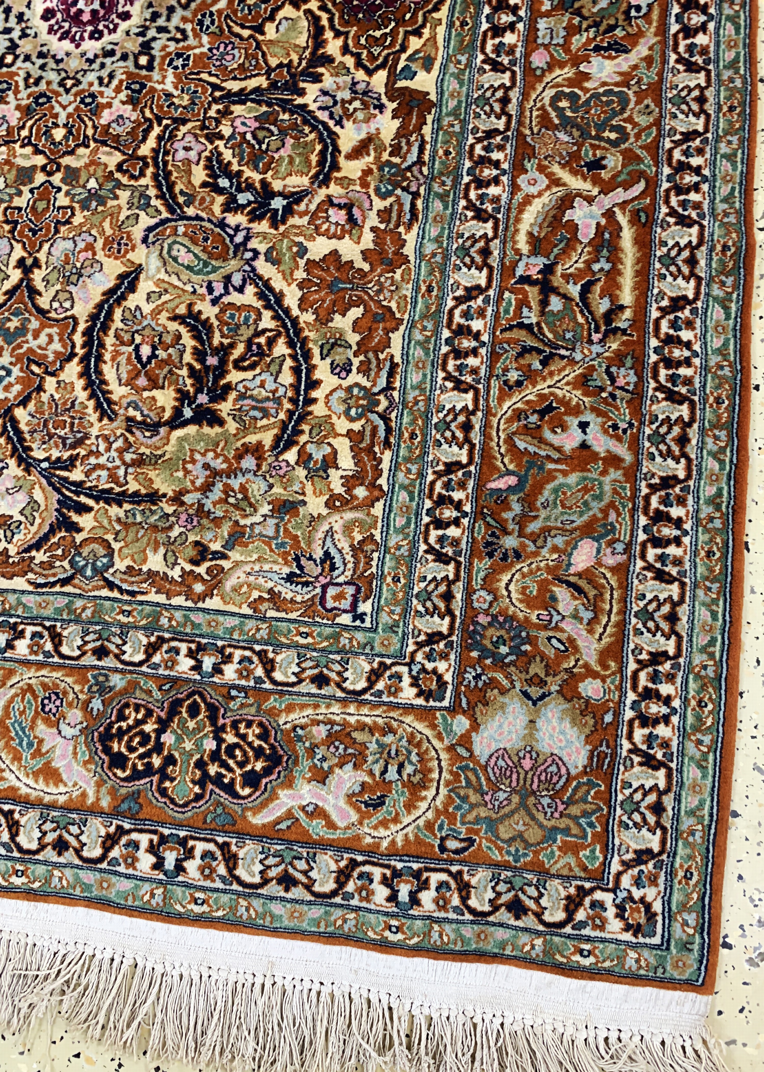 Detail b: Lahor fein (Seidengrund), Pakistan, Mitte 20.Jhd., Korkwolle mit Seide, ca. 173 x 134 cm, EHZ: 2