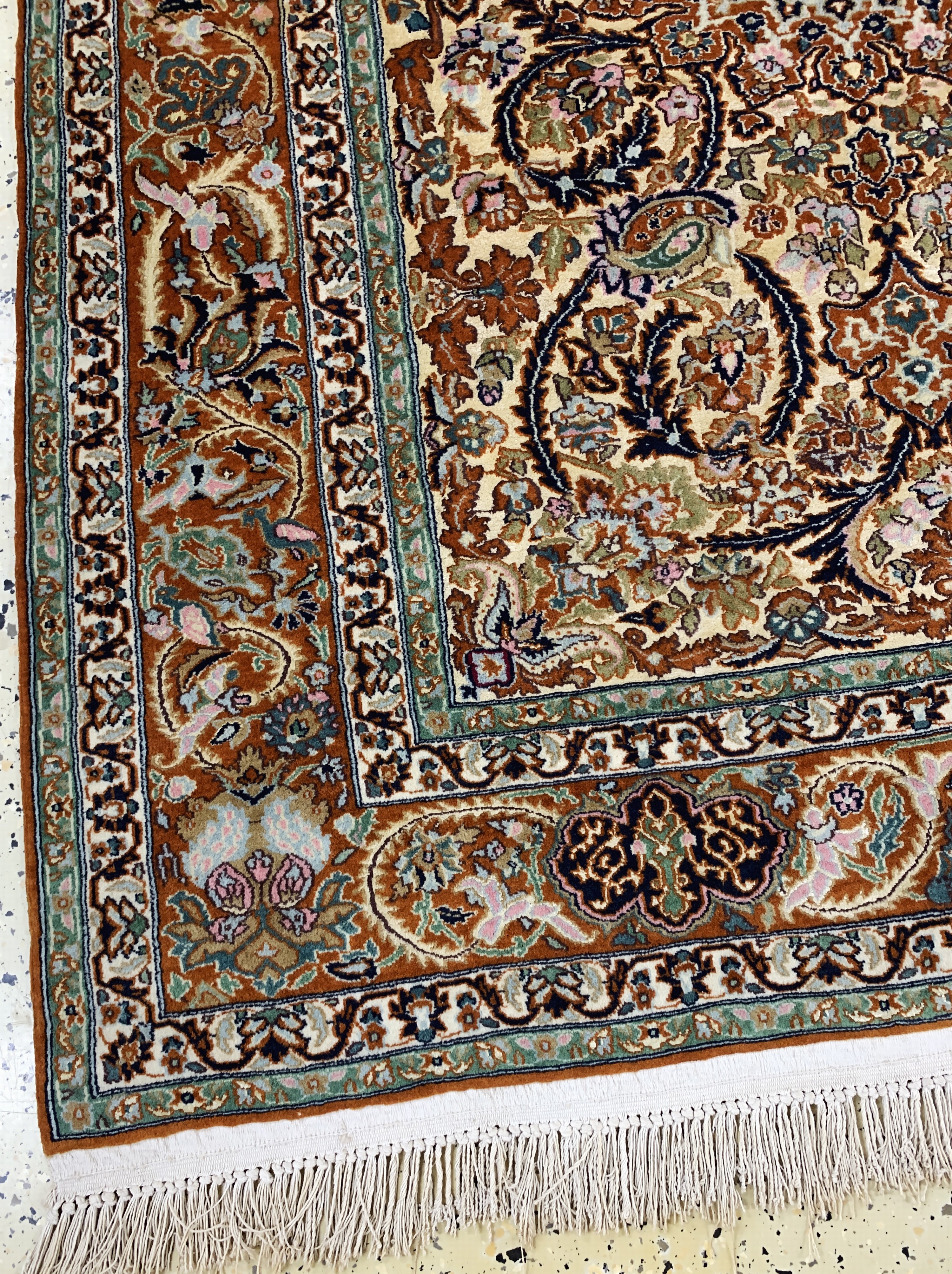 Detail c: Lahor fein (Seidengrund), Pakistan, Mitte 20.Jhd., Korkwolle mit Seide, ca. 173 x 134 cm, EHZ: 2