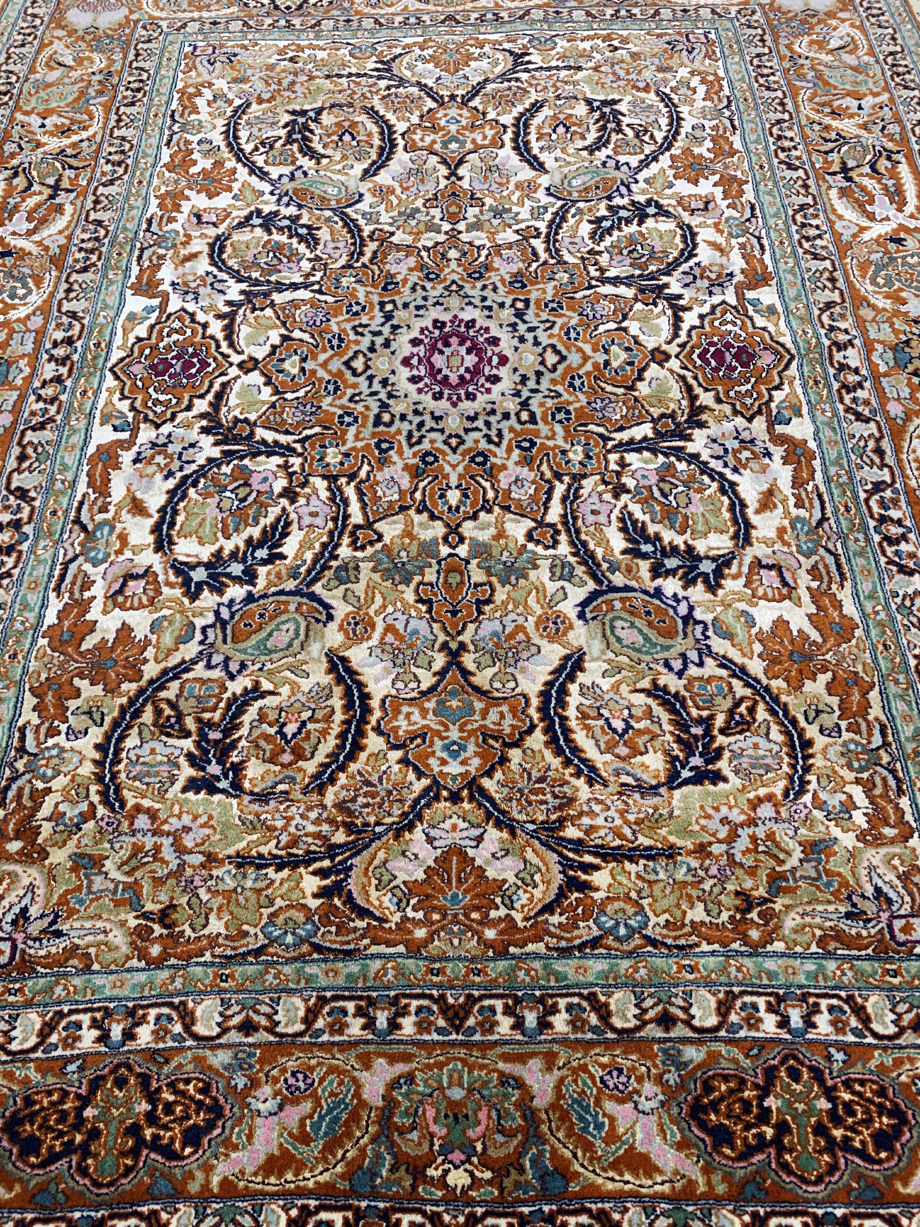 Detail d: Lahor fein (Seidengrund), Pakistan, Mitte 20.Jhd., Korkwolle mit Seide, ca. 173 x 134 cm, EHZ: 2