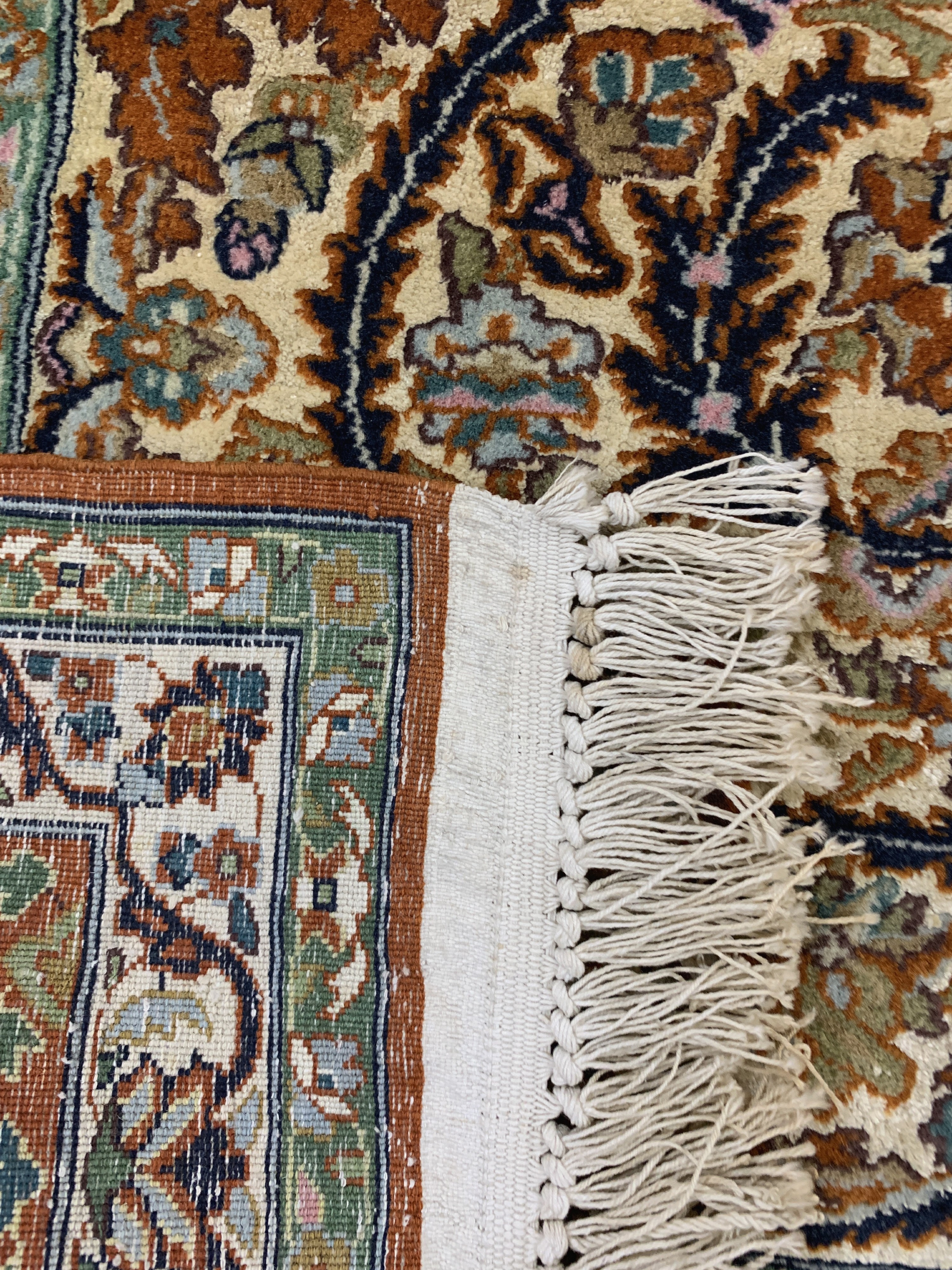 Detail e: Lahor fein (Seidengrund), Pakistan, Mitte 20.Jhd., Korkwolle mit Seide, ca. 173 x 134 cm, EHZ: 2