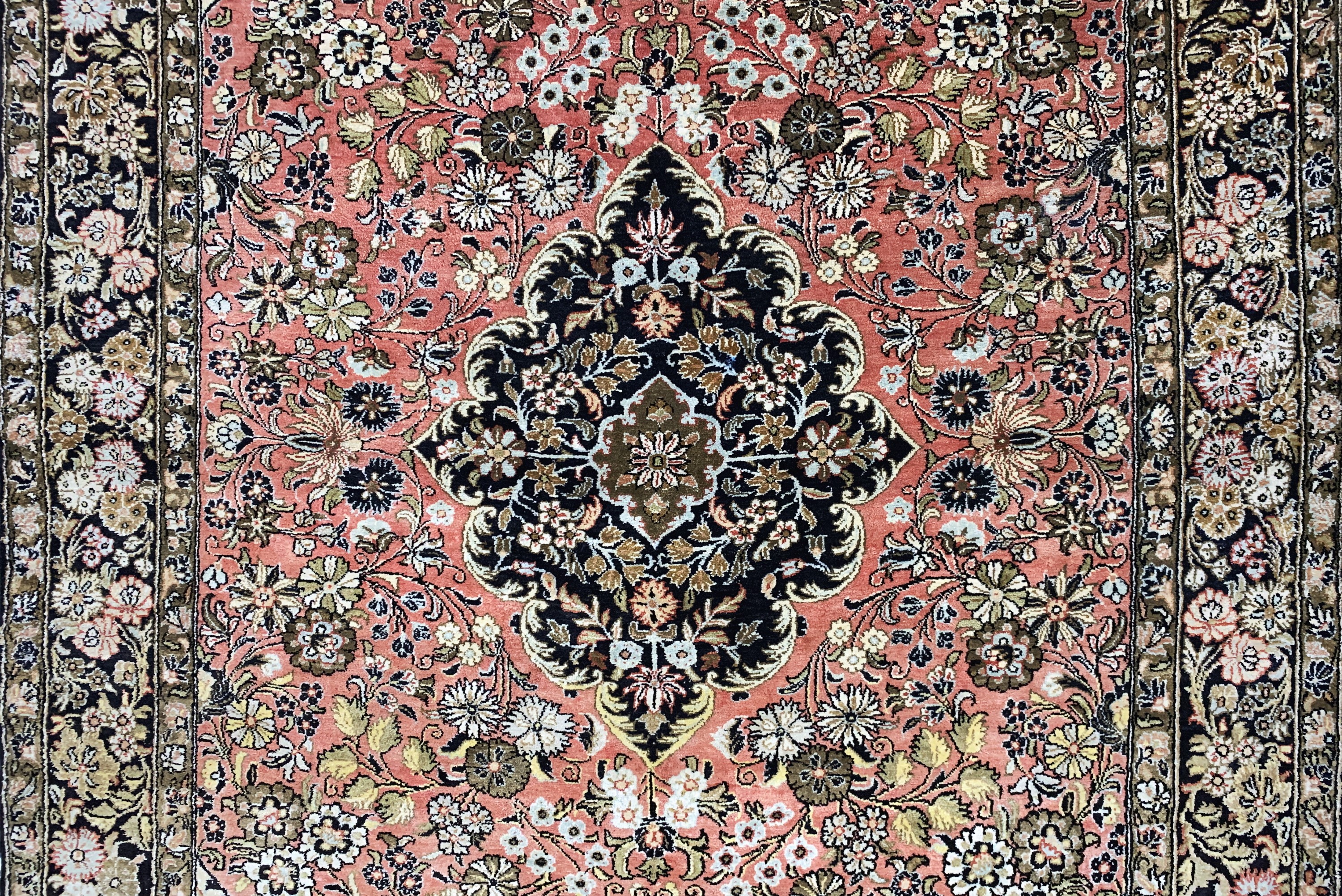 Detail b: Ghom Seide, Persien, Ende 20.Jhd, reine Naturseide, ca. 164 x 108 cm, EHZ: 1-2