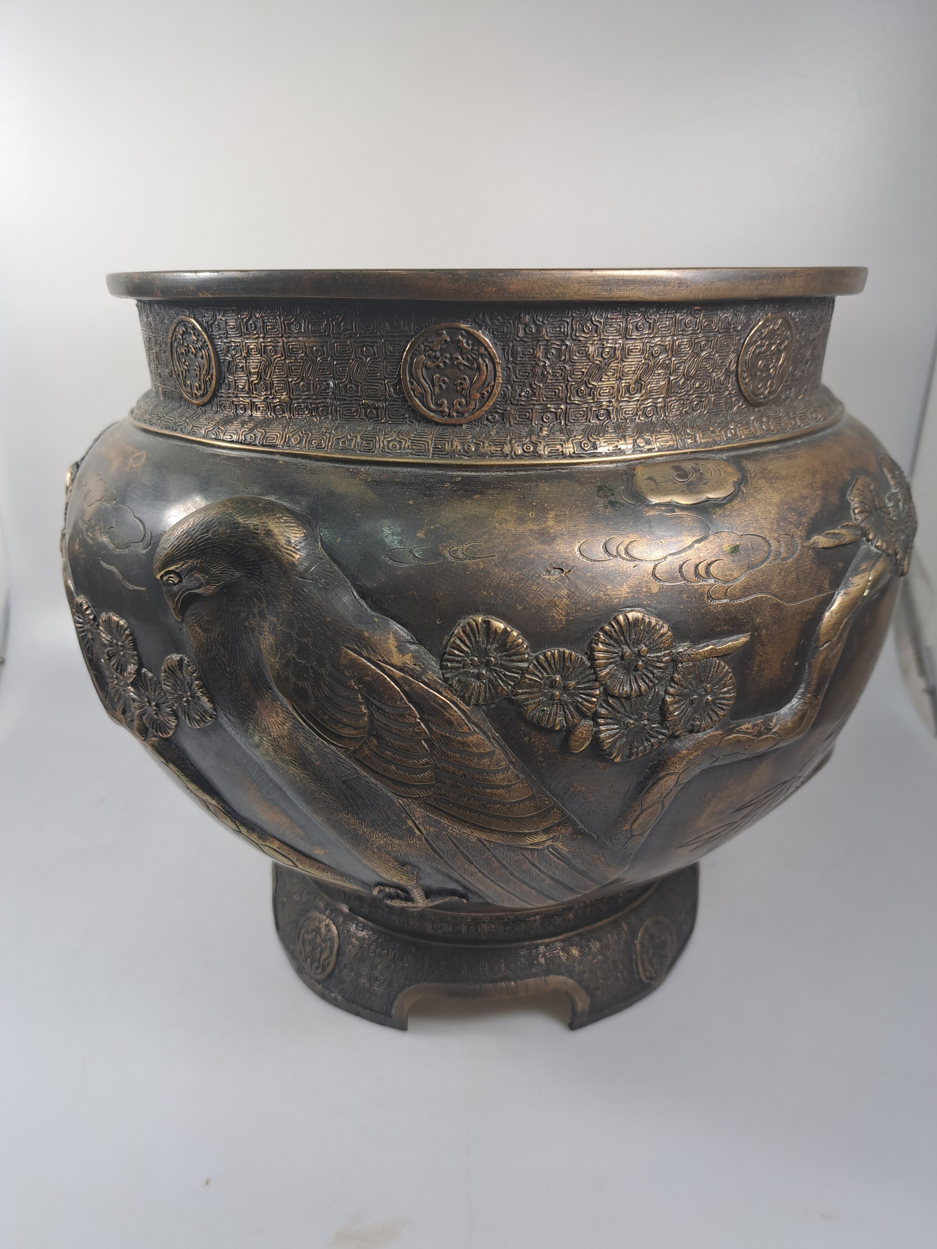 Detail a: Bonsaitopf, Japan, späte Meiji oder Taisho -Zeit, Bronze, umlaufende Reliefzier mit Zweigen und Vögeln, H. 29 cm, D. 35 cm