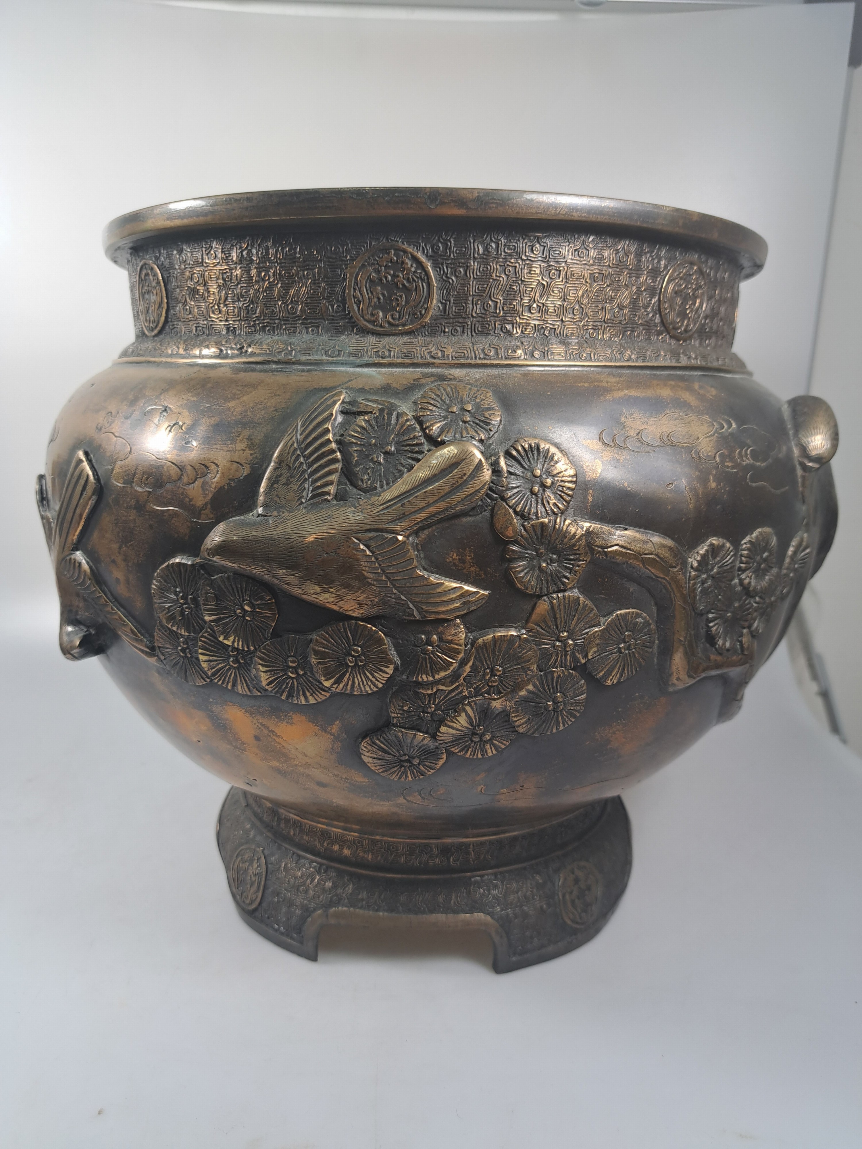 Detail b: Bonsaitopf, Japan, späte Meiji oder Taisho -Zeit, Bronze, umlaufende Reliefzier mit Zweigen und Vögeln, H. 29 cm, D. 35 cm