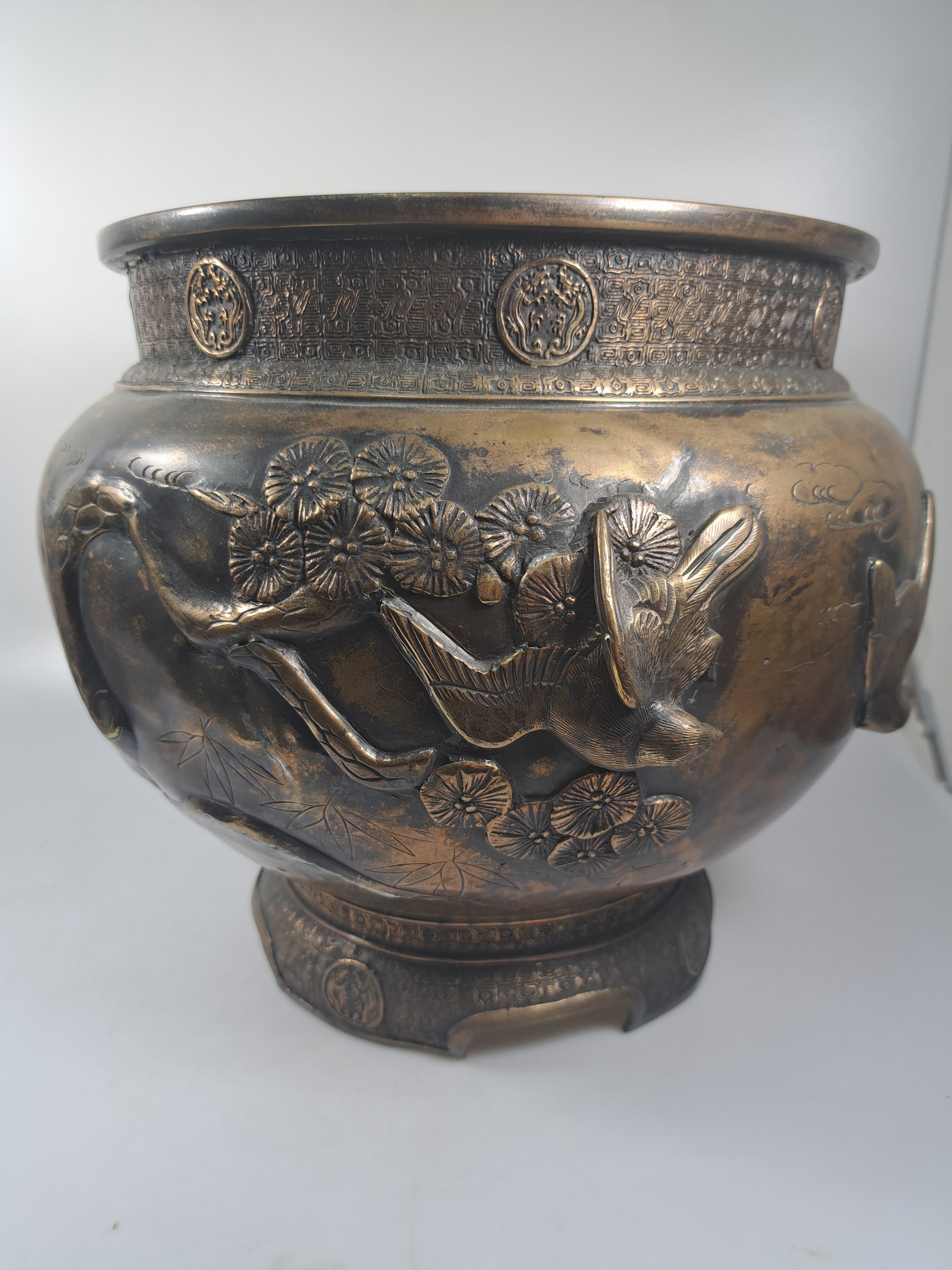 Detail c: Bonsaitopf, Japan, späte Meiji oder Taisho -Zeit, Bronze, umlaufende Reliefzier mit Zweigen und Vögeln, H. 29 cm, D. 35 cm