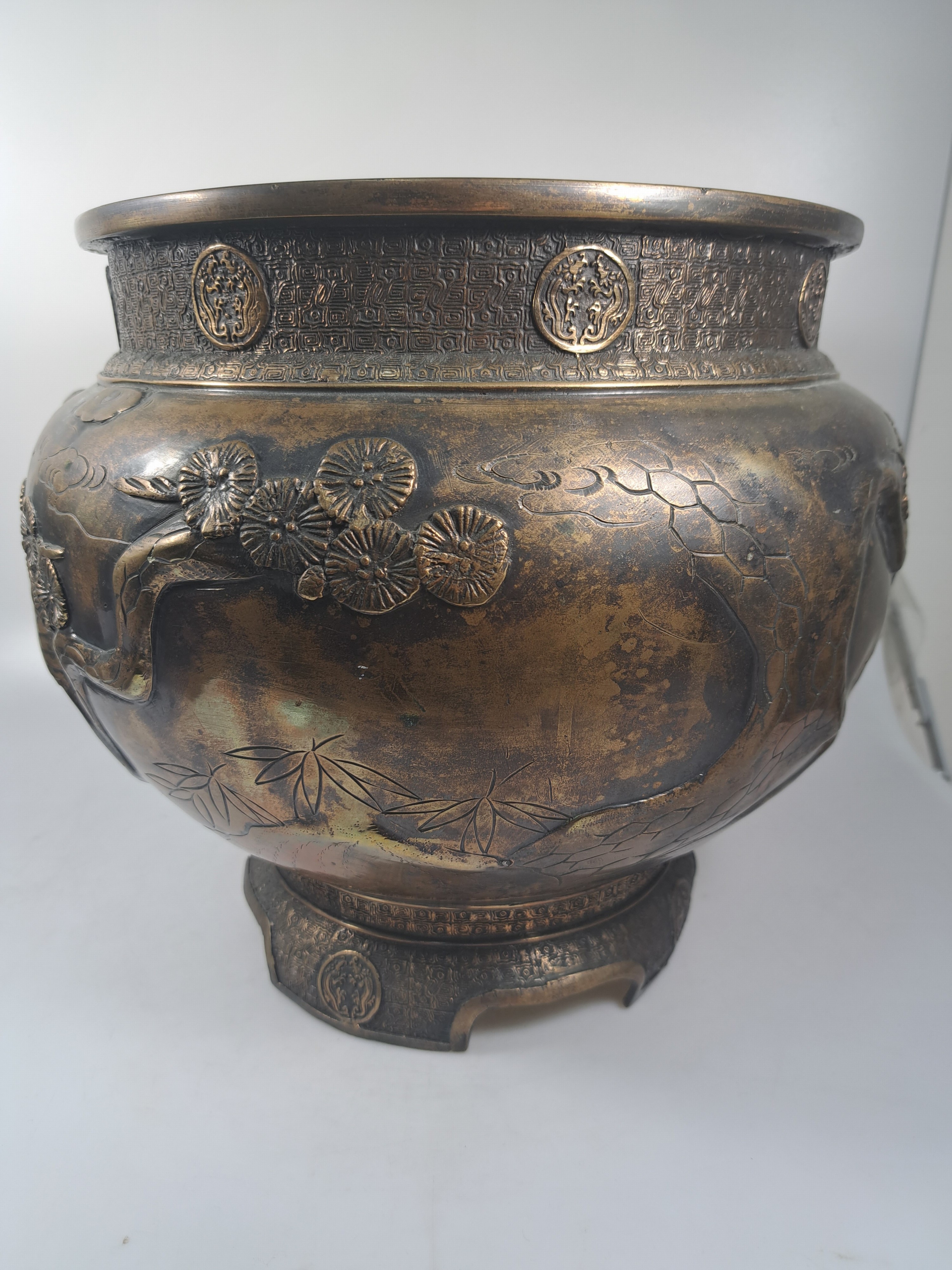 Detail d: Bonsaitopf, Japan, späte Meiji oder Taisho -Zeit, Bronze, umlaufende Reliefzier mit Zweigen und Vögeln, H. 29 cm, D. 35 cm