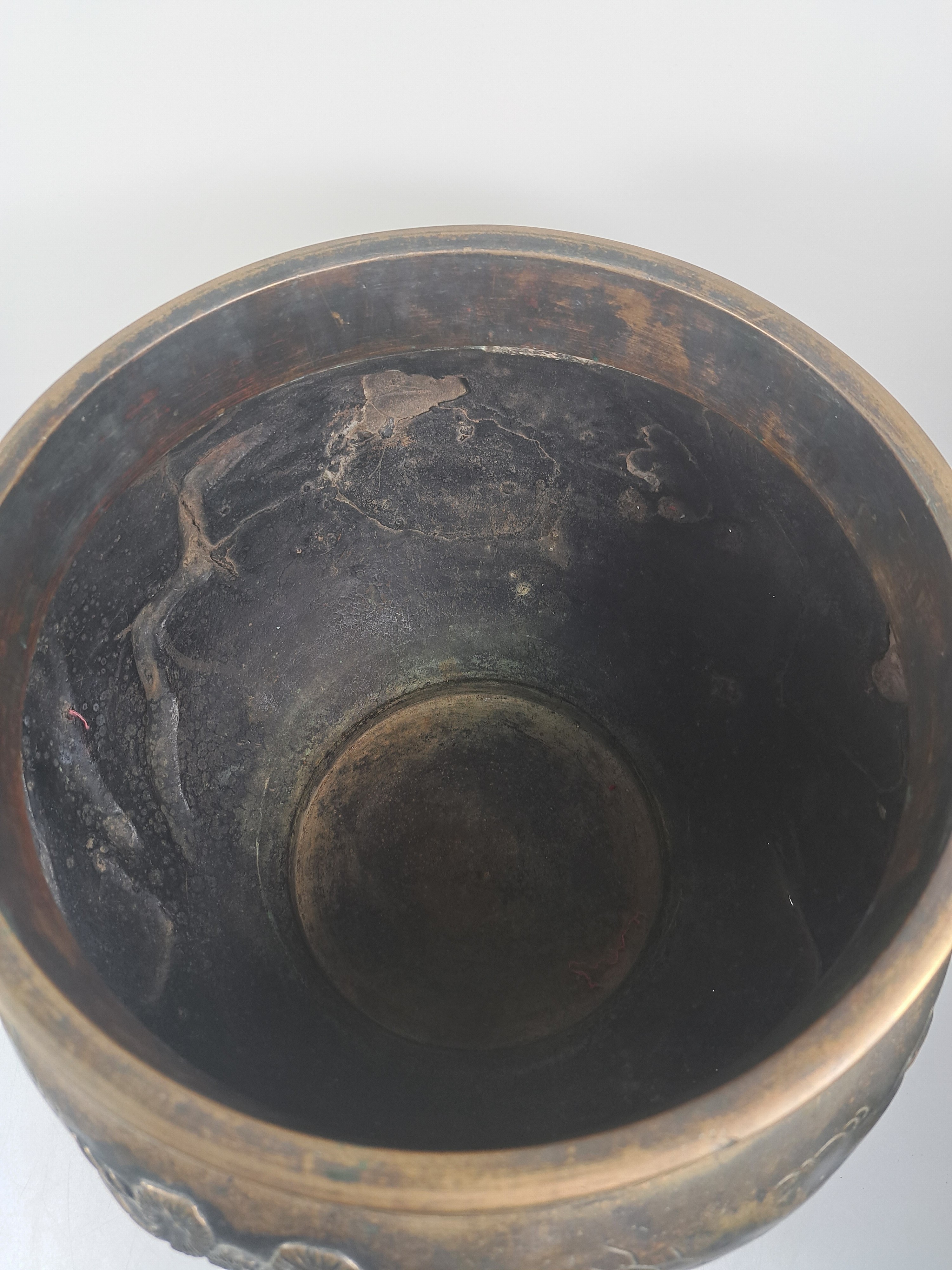 Detail e: Bonsaitopf, Japan, späte Meiji oder Taisho -Zeit, Bronze, umlaufende Reliefzier mit Zweigen und Vögeln, H. 29 cm, D. 35 cm