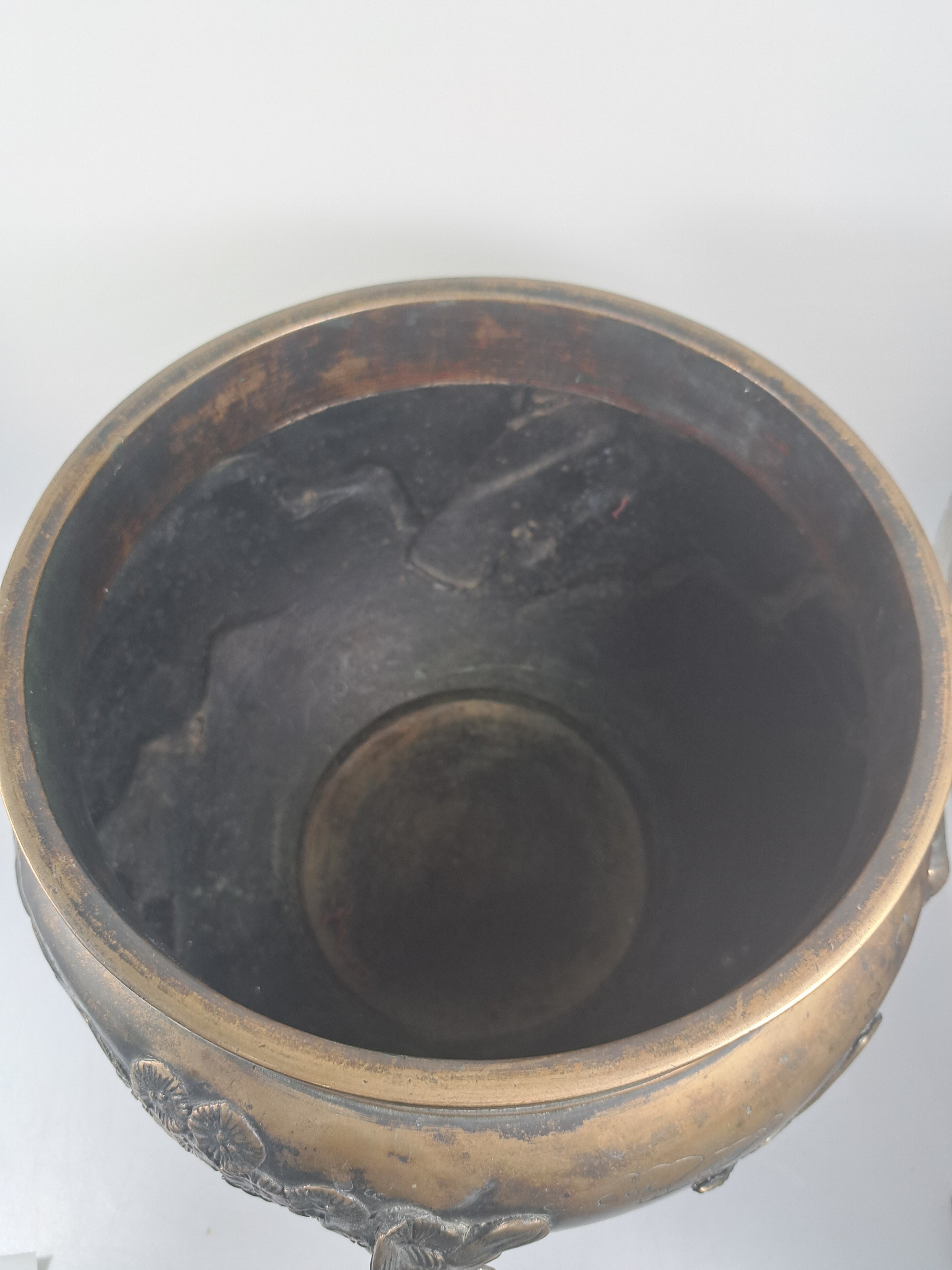 Detail f: Bonsaitopf, Japan, späte Meiji oder Taisho -Zeit, Bronze, umlaufende Reliefzier mit Zweigen und Vögeln, H. 29 cm, D. 35 cm