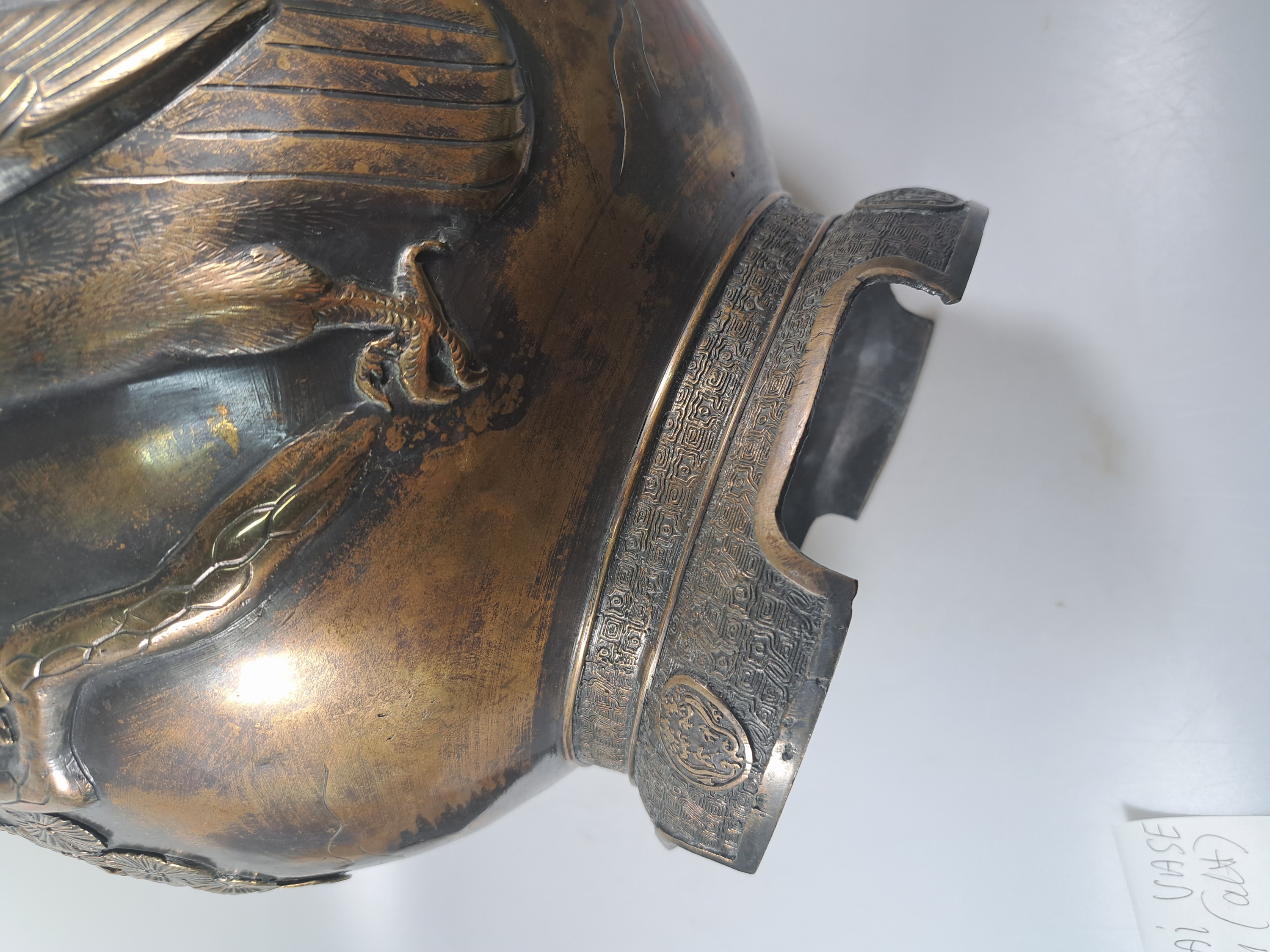 Detail h: Bonsaitopf, Japan, späte Meiji oder Taisho -Zeit, Bronze, umlaufende Reliefzier mit Zweigen und Vögeln, H. 29 cm, D. 35 cm