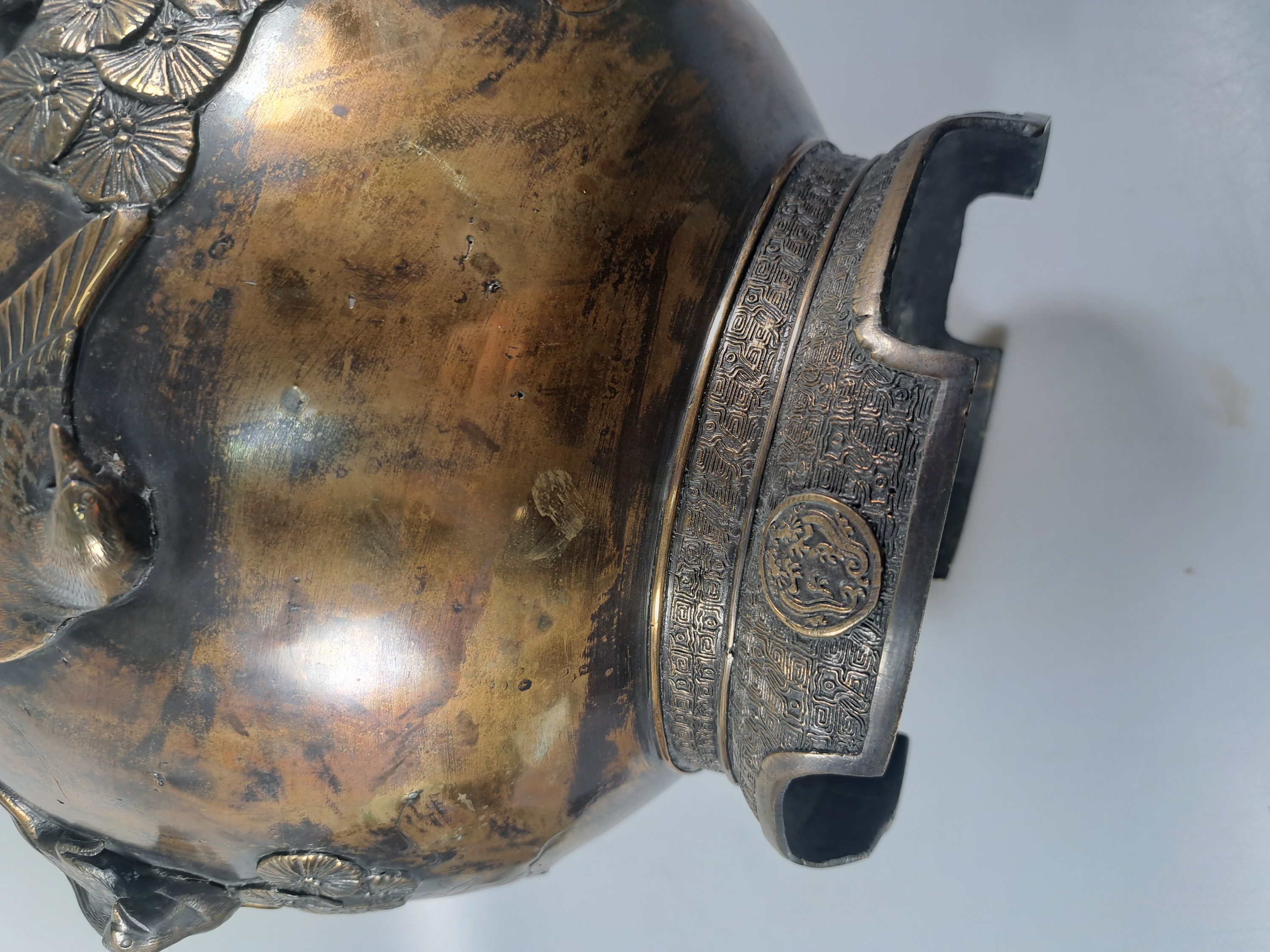 Detail i: Bonsaitopf, Japan, späte Meiji oder Taisho -Zeit, Bronze, umlaufende Reliefzier mit Zweigen und Vögeln, H. 29 cm, D. 35 cm