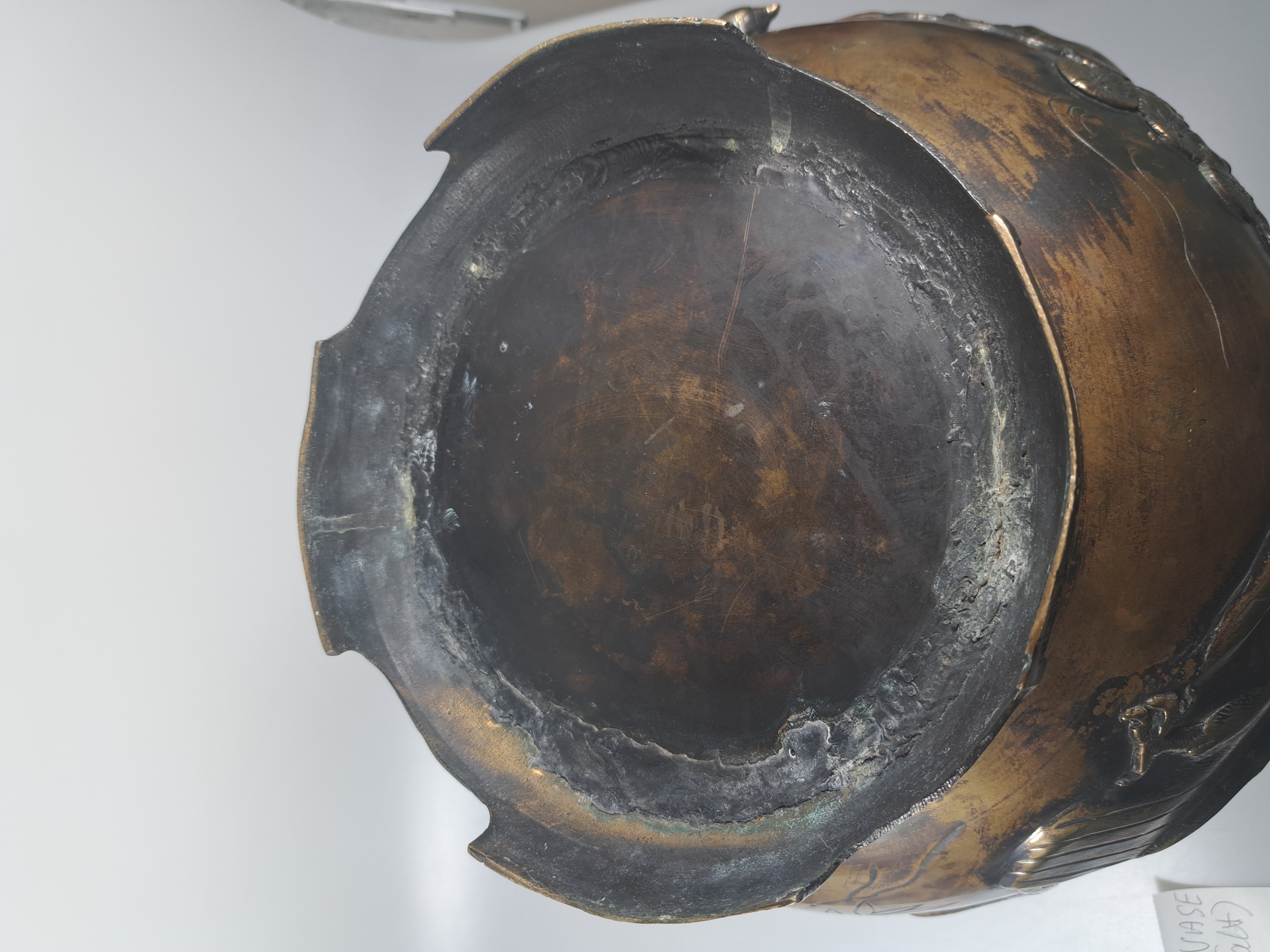 Detail j: Bonsaitopf, Japan, späte Meiji oder Taisho -Zeit, Bronze, umlaufende Reliefzier mit Zweigen und Vögeln, H. 29 cm, D. 35 cm