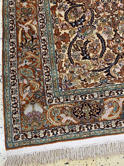 27023043c - Lahor fein (Seidengrund), Pakistan, Mitte 20.Jhd., Korkwolle mit Seide, ca. 173 x 134 ...