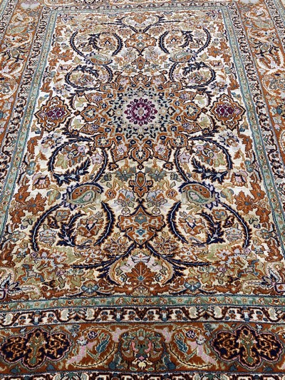 27023043d - Lahor fein (Seidengrund), Pakistan, Mitte 20.Jhd., Korkwolle mit Seide, ca. 173 x 134 ...