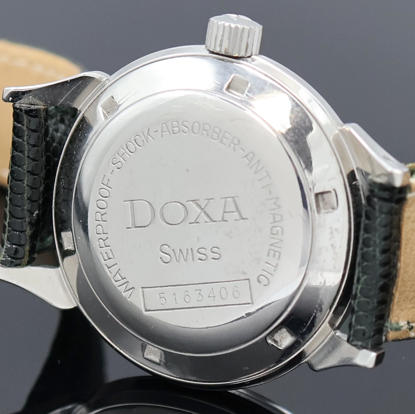 Detail d: DOXA Herrenarmbanduhr in Stahl, Schweiz um 1960, Automatik, Boden verschr., silb. Zifferbl. pat./fl., gold. Std.-Ind. u. Leuchtpunkte, gold. ...