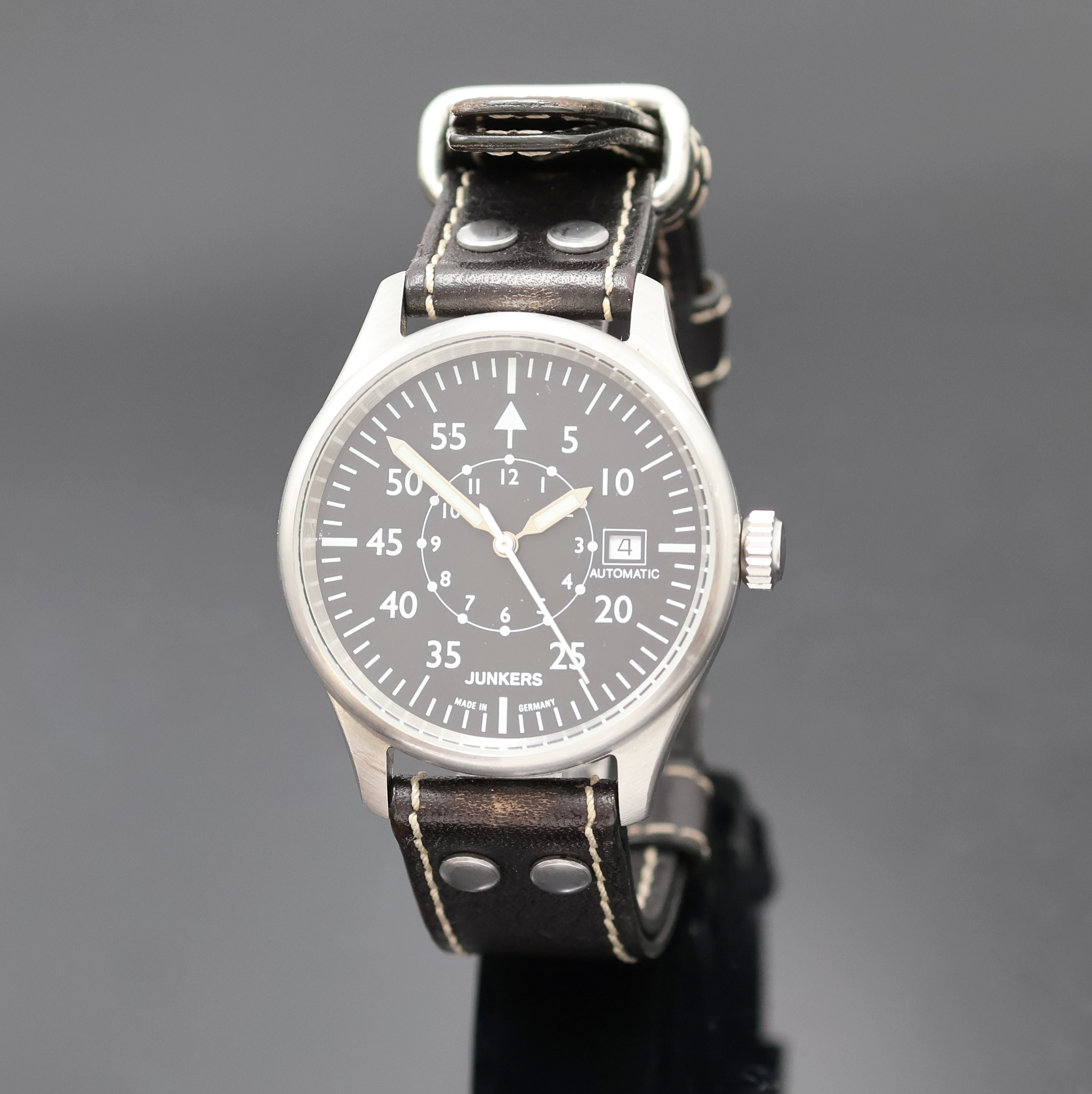 Image 27023207 - JUNKERS Fliegeruhr in Stahl, Deutschland um 2015, Automatik, beids. vergl. Geh., Boden ...