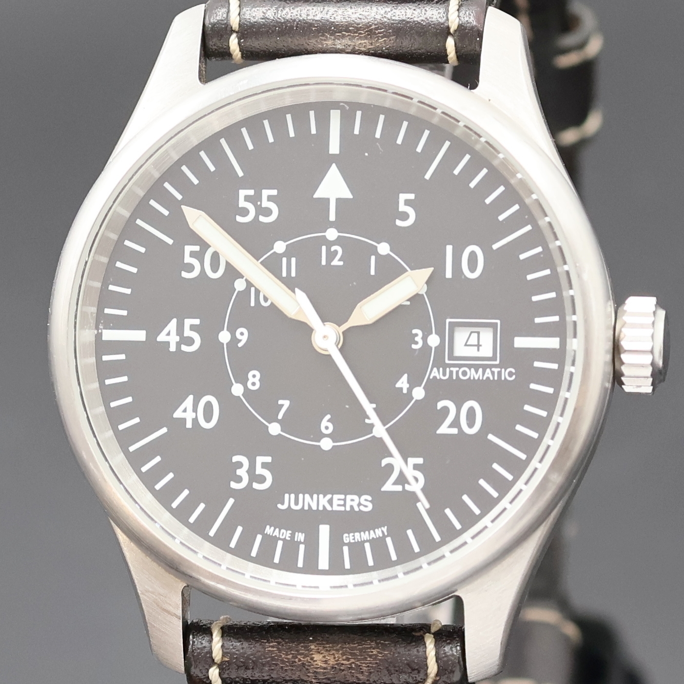 Detail a: JUNKERS Fliegeruhr in Stahl, Deutschland um 2015, Automatik, beids. vergl. Geh., Boden verschr., schwarzes Zifferbl. m. arab. Zahlen, silb. ...
