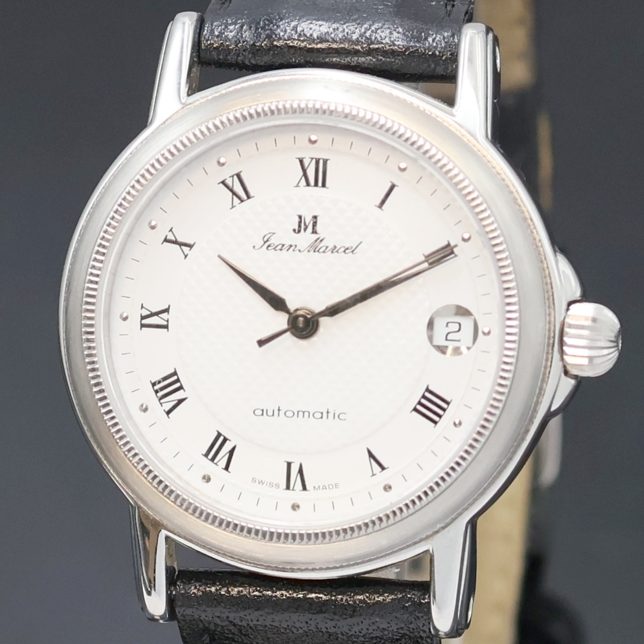 Detail a: JEAN MARCEL Armbanduhr in Stahl, Schweiz um 2000, Automatik, beids. vergl. Geh., Boden 4- fach verschr., Krone verschr., orig. Lederband m. neutr. ...