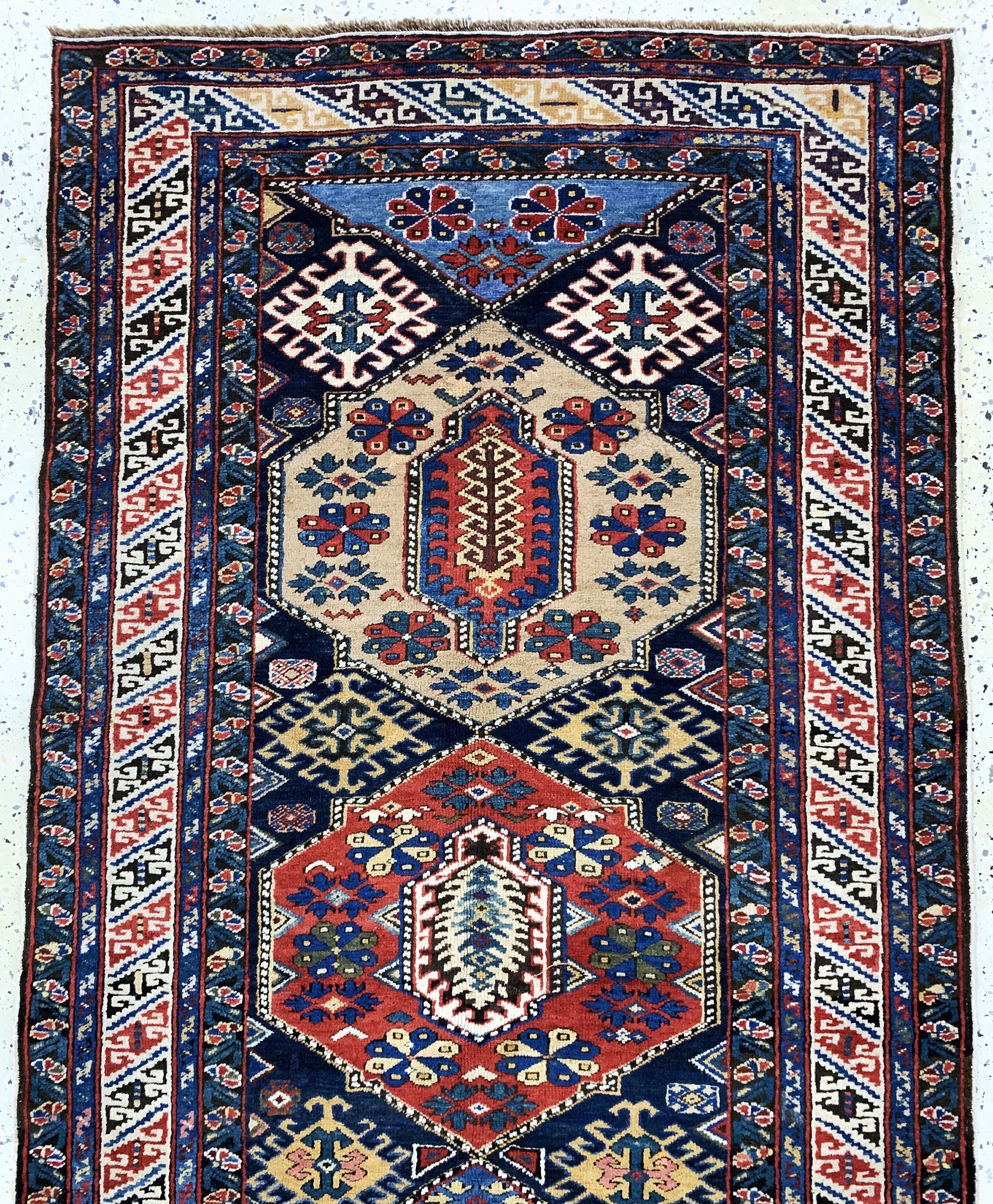 Detail a: Antiker Schirwan, Kaukasus, 19.Jhd, Wolle auf Wolle, ca. 355 x 115 cm, EHZ: 2, (restauriert)