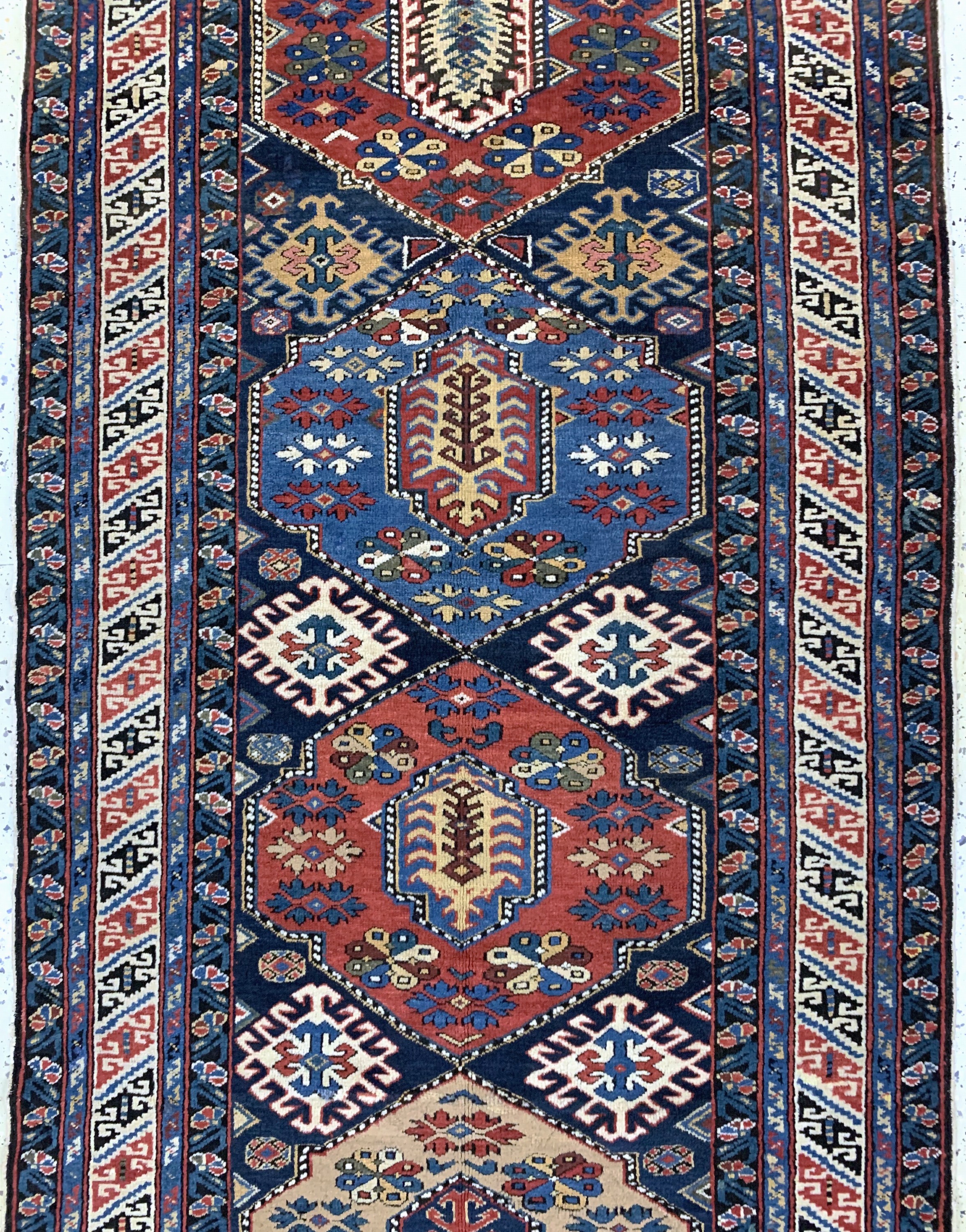 Detail b: Antiker Schirwan, Kaukasus, 19.Jhd, Wolle auf Wolle, ca. 355 x 115 cm, EHZ: 2, (restauriert)