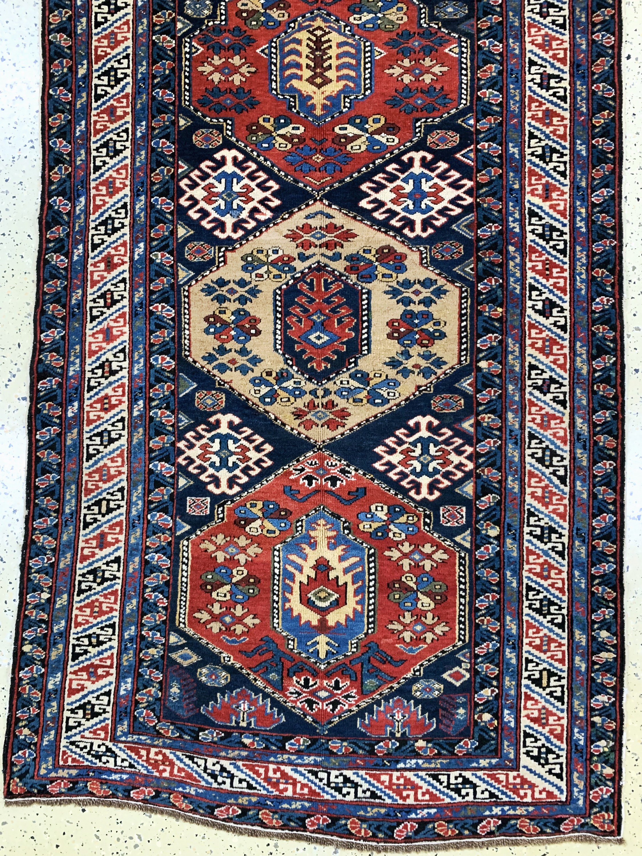 Detail c: Antiker Schirwan, Kaukasus, 19.Jhd, Wolle auf Wolle, ca. 355 x 115 cm, EHZ: 2, (restauriert)
